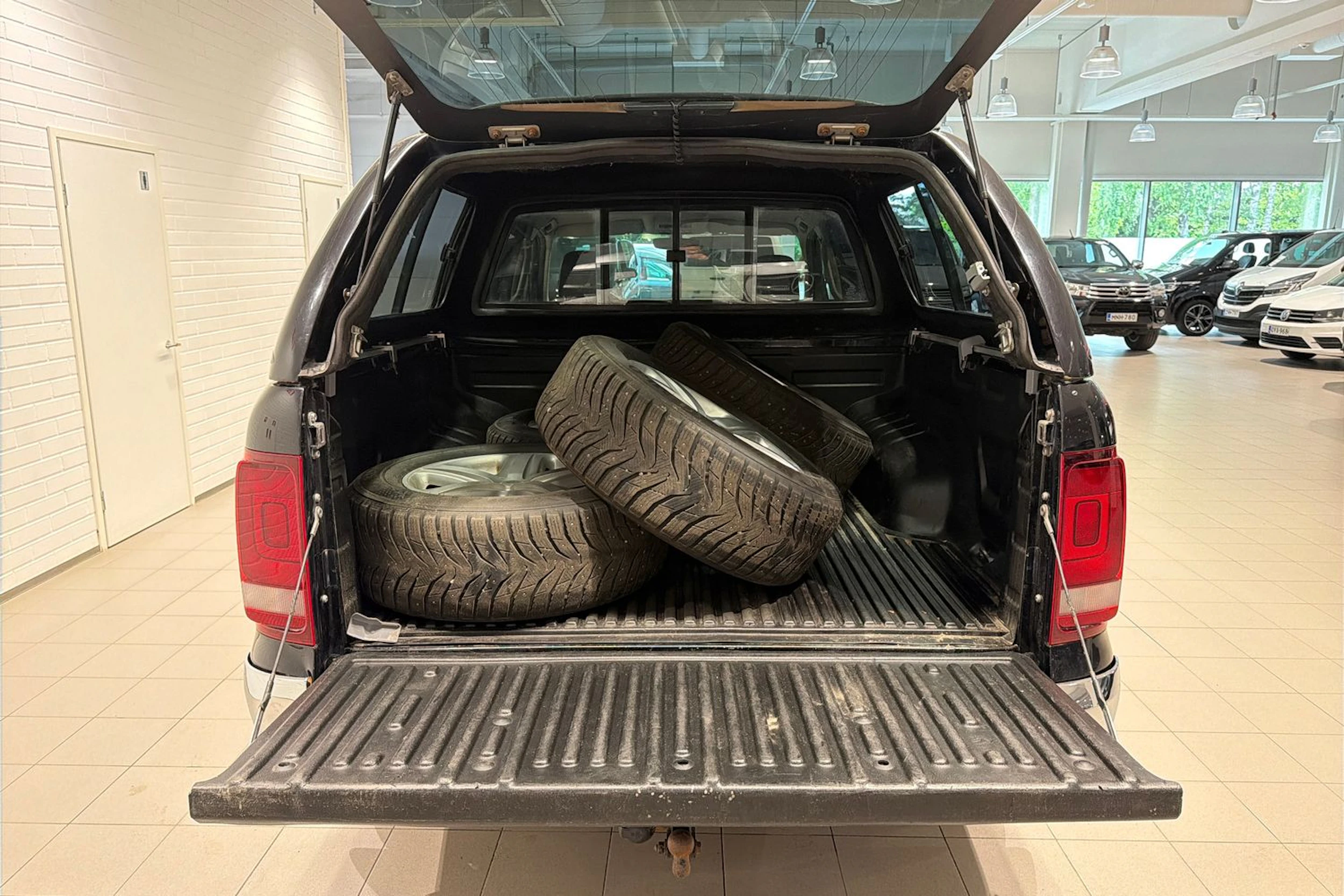 Musta Volkswagen Amarok 2019 kuva 31.