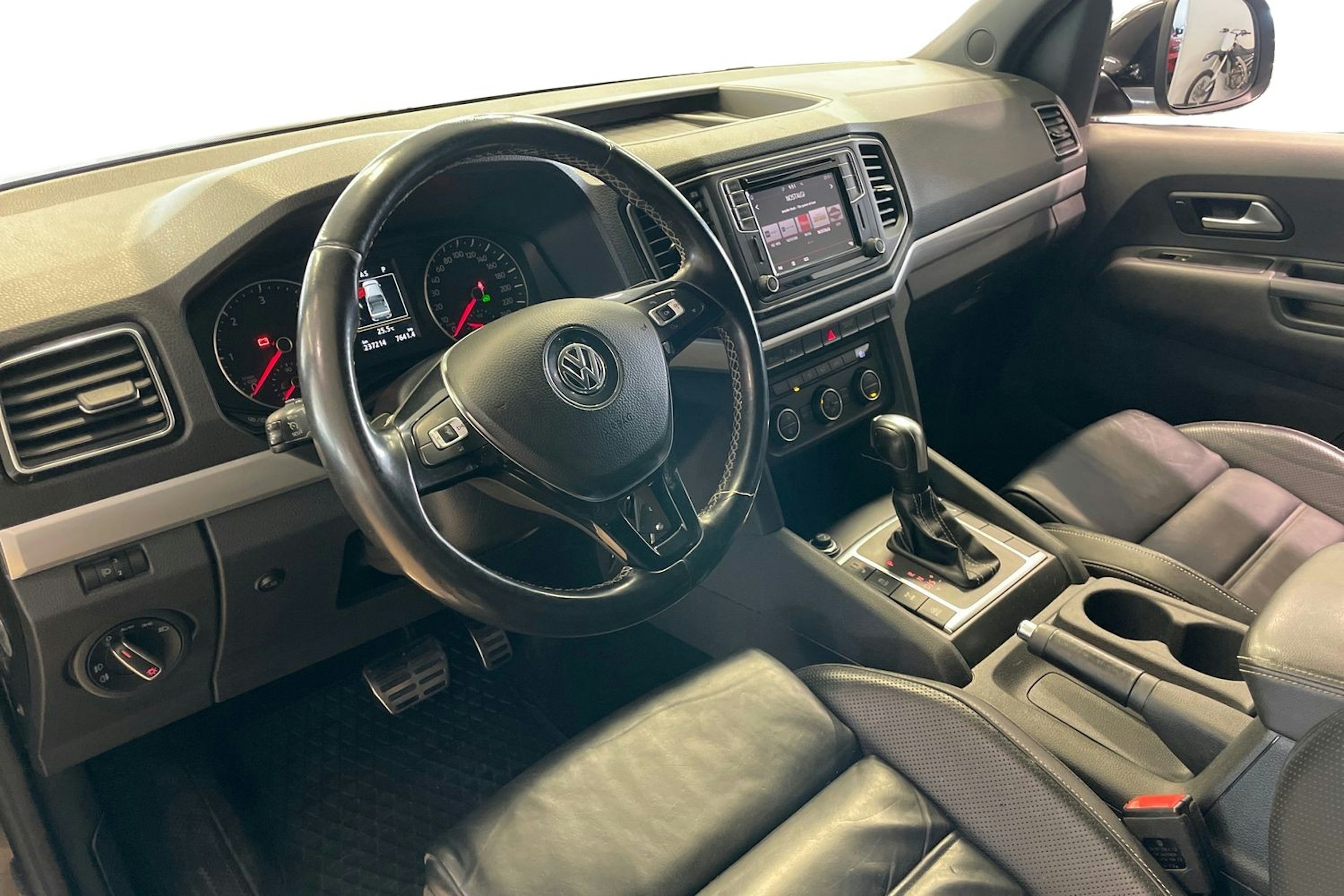 Musta Volkswagen Amarok 2019 kuva 7.