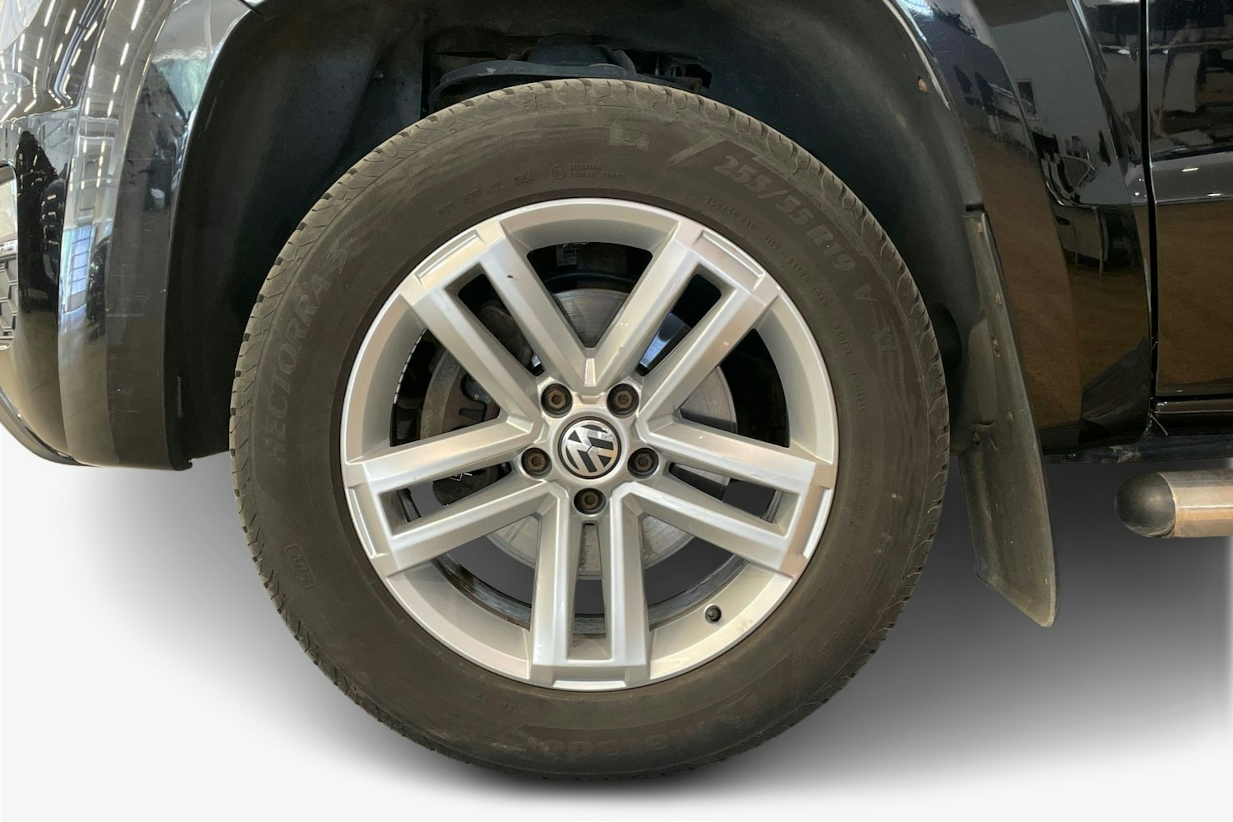 Musta Volkswagen Amarok 2019 kuva 11.