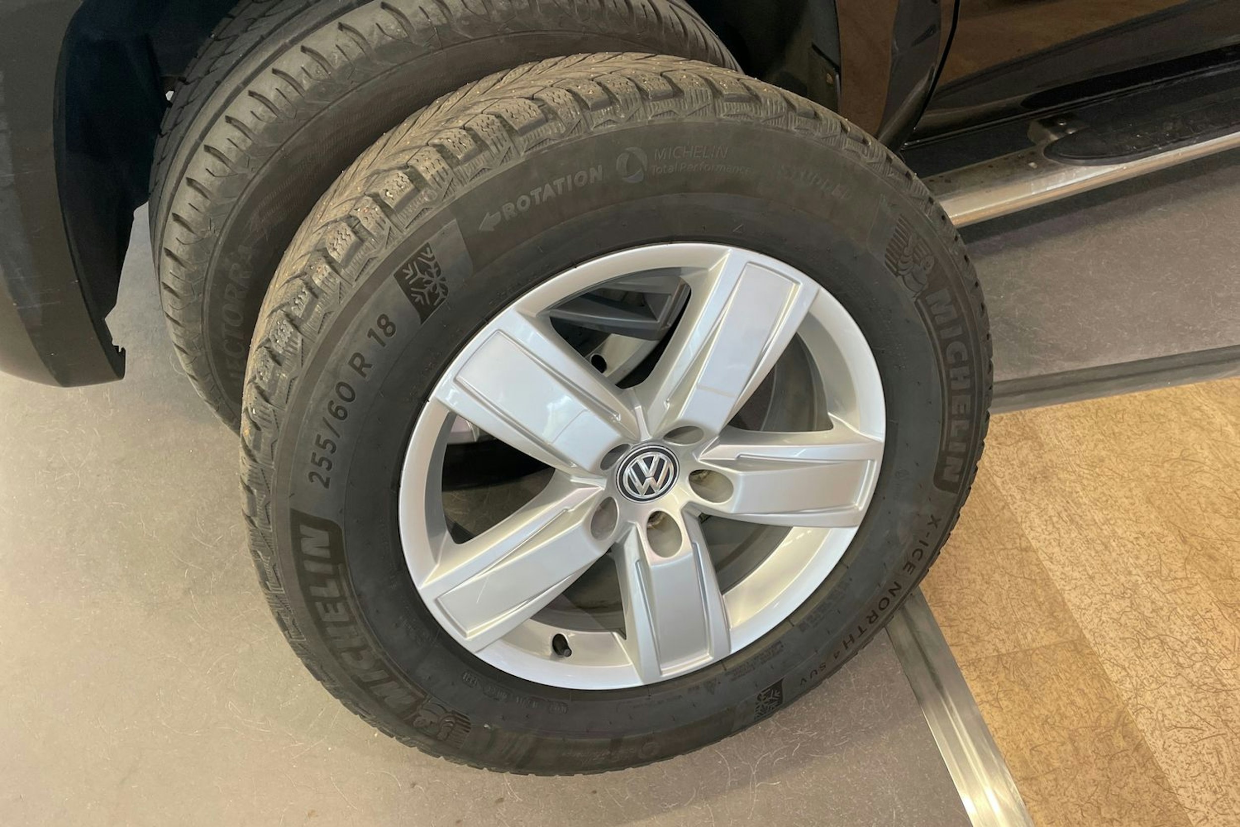Musta Volkswagen Amarok 2019 kuva 13.