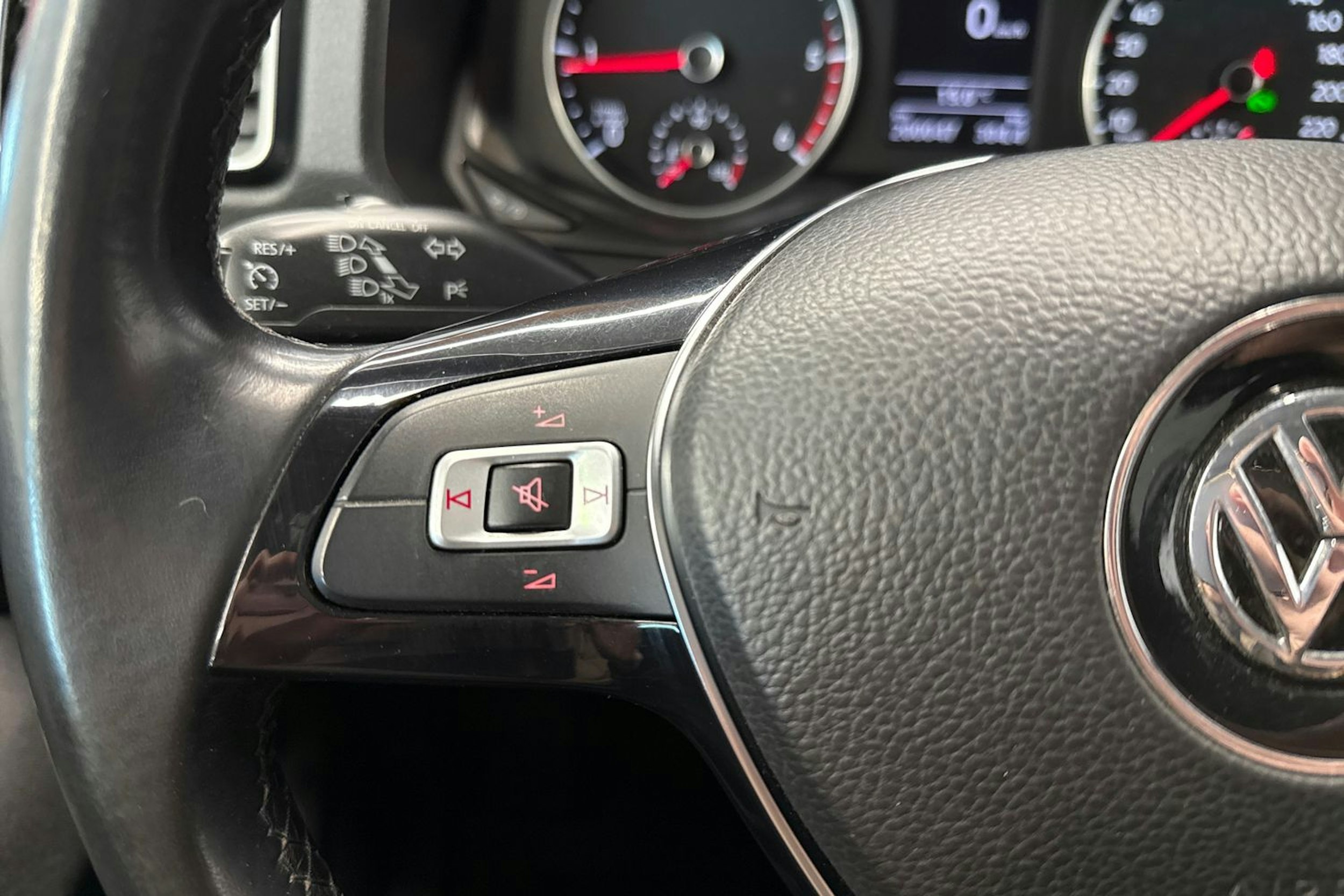 punainen Volkswagen Amarok 2019 kuva 15.