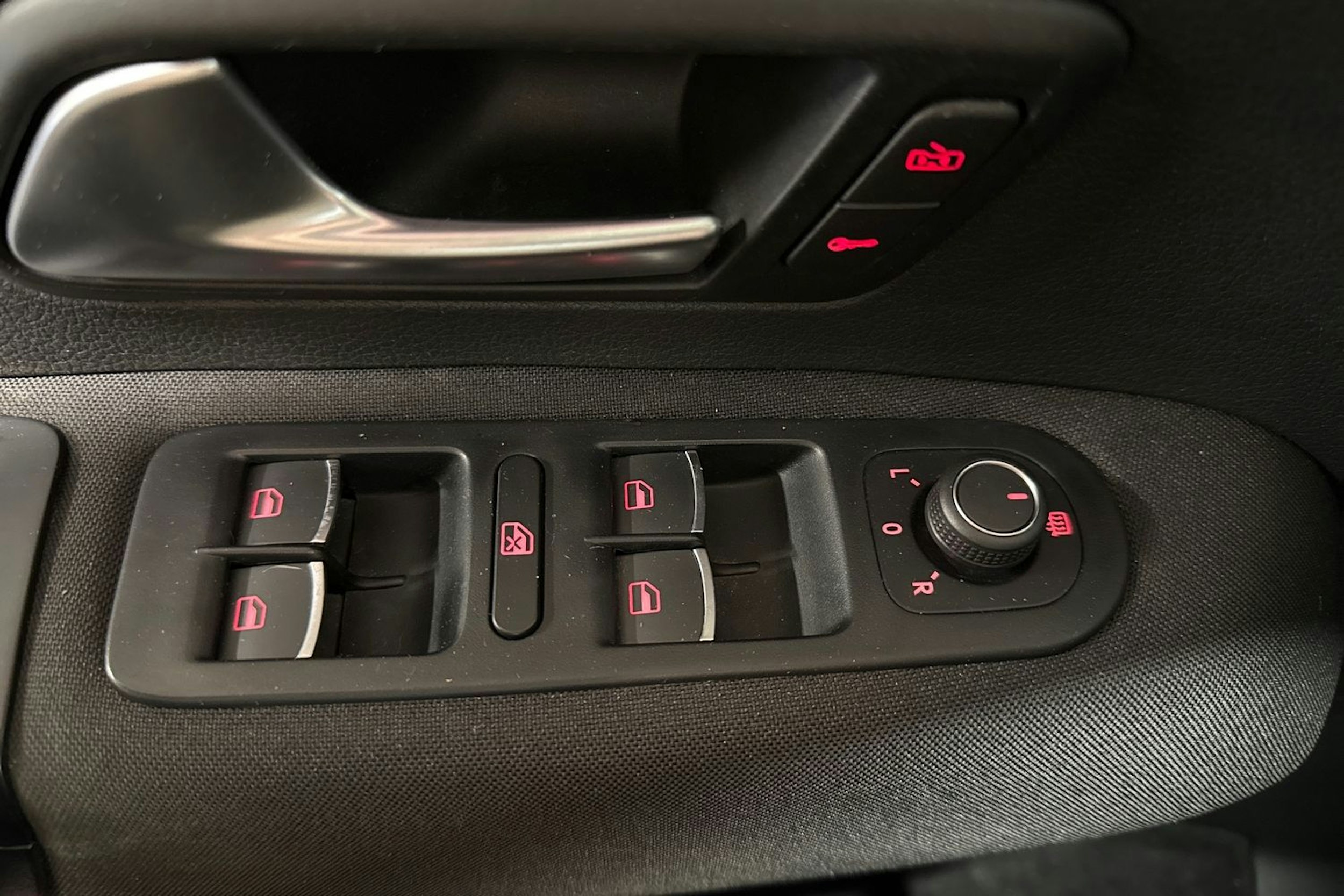 punainen Volkswagen Amarok 2019 kuva 19.