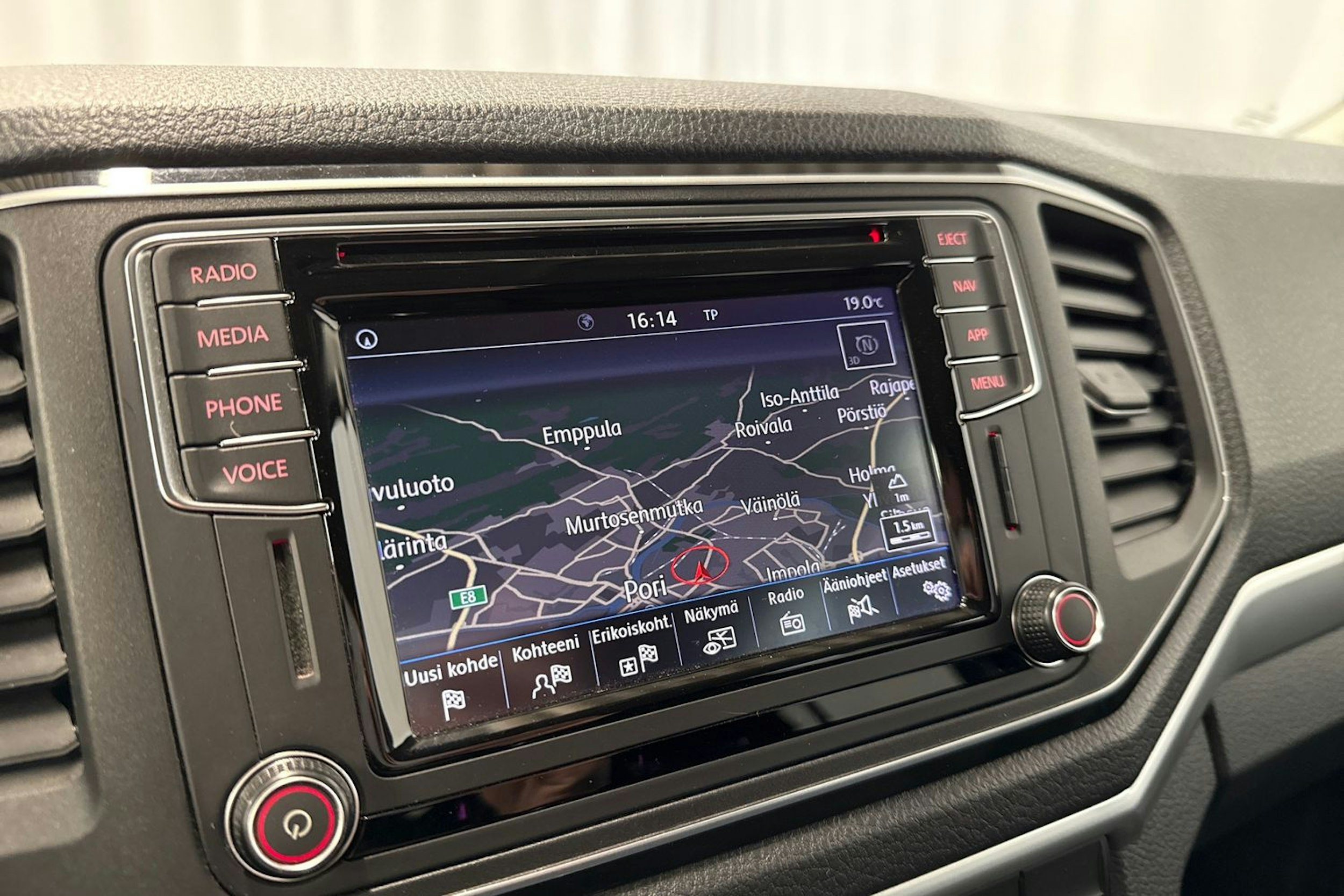 punainen Volkswagen Amarok 2019 kuva 20.