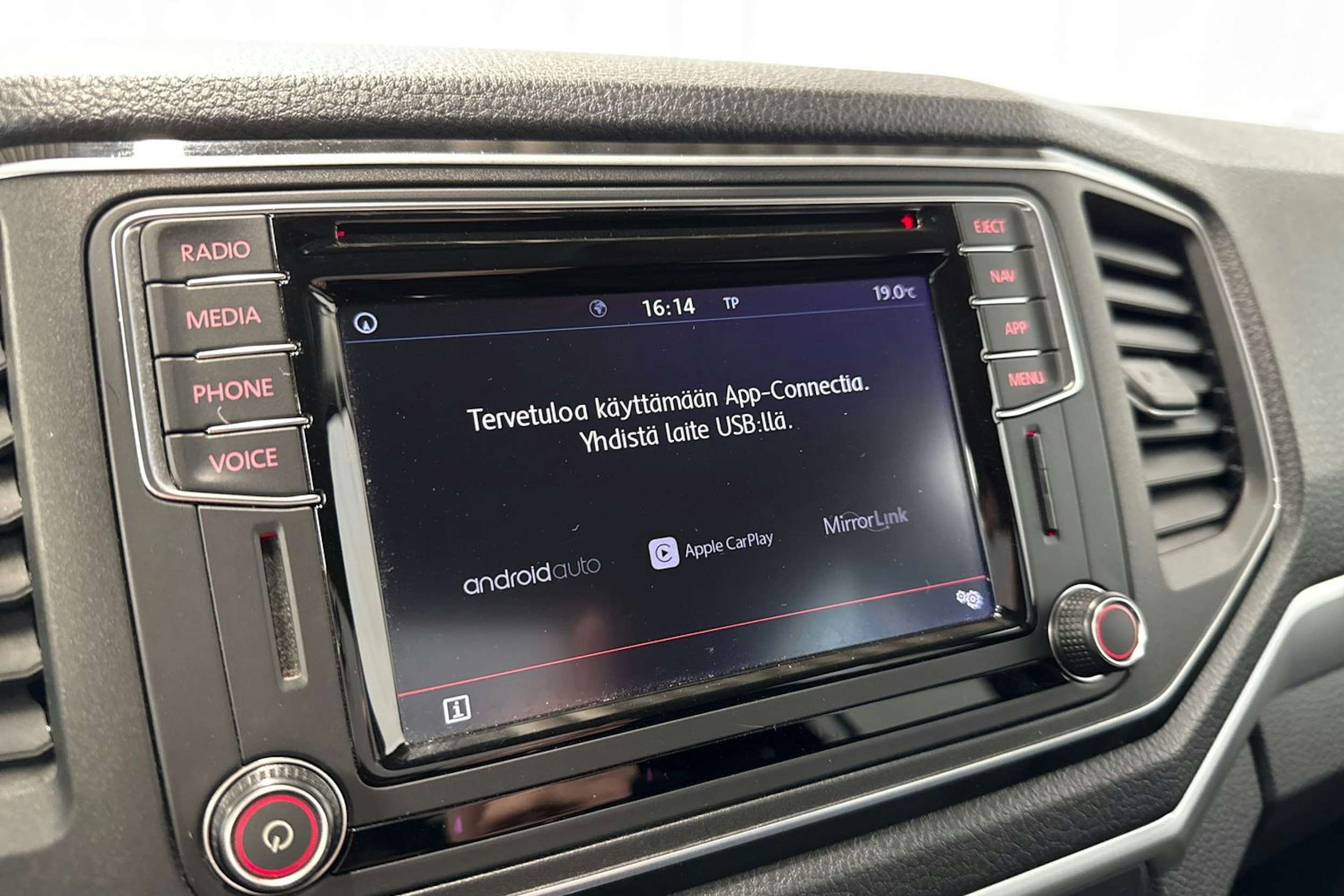 punainen Volkswagen Amarok 2019 kuva 22.