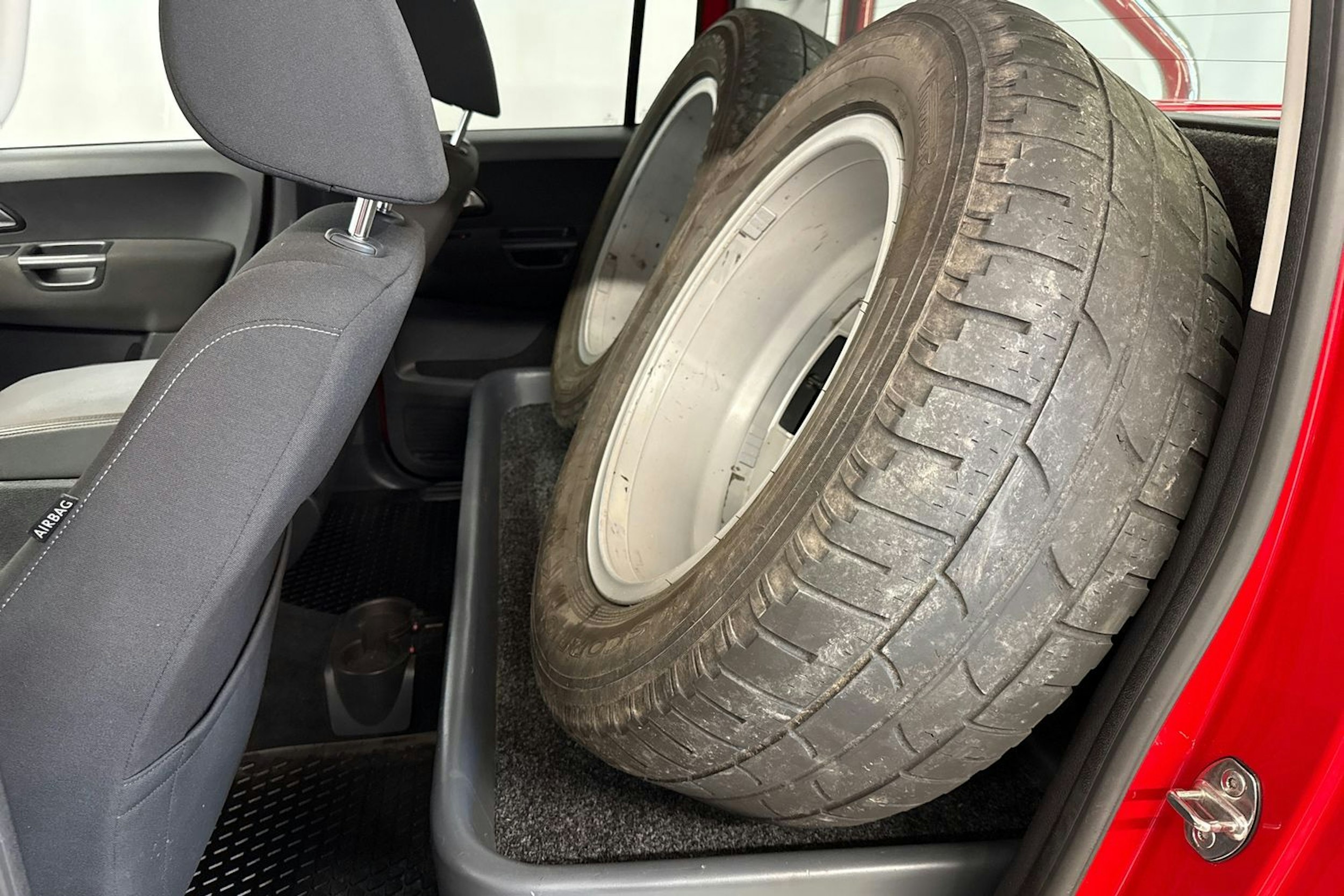 punainen Volkswagen Amarok 2019 kuva 26.