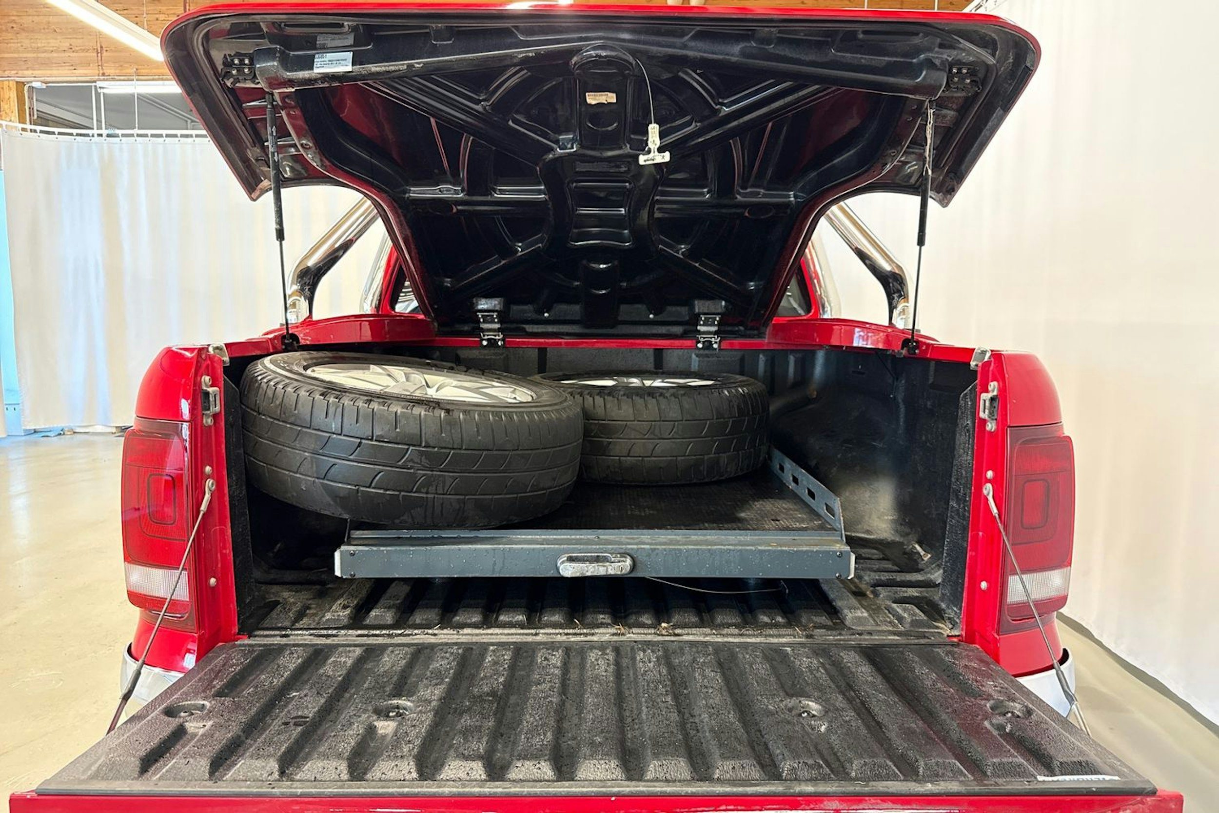 punainen Volkswagen Amarok 2019 kuva 27.