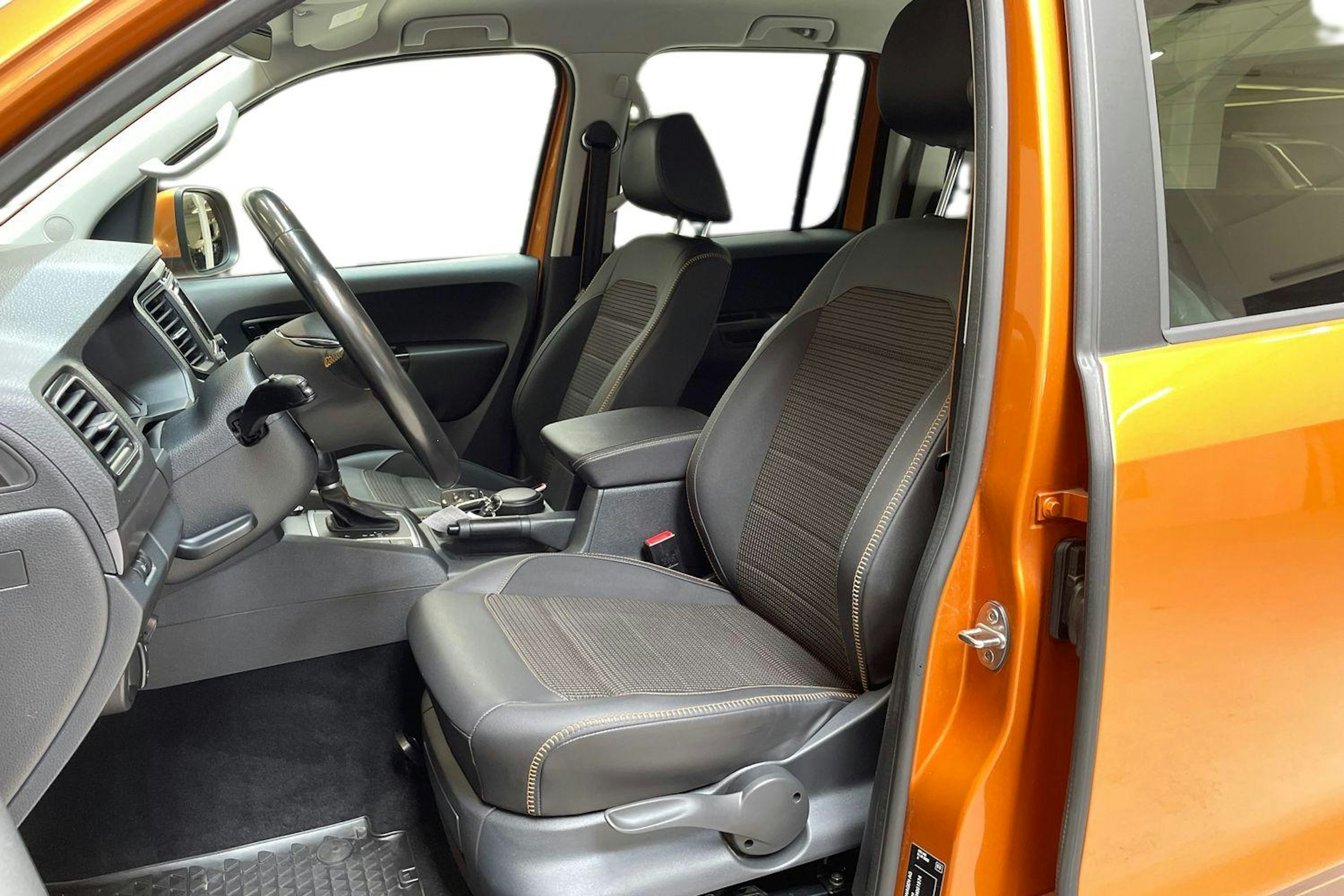 oranssi Volkswagen Amarok 2019 kuva 7.