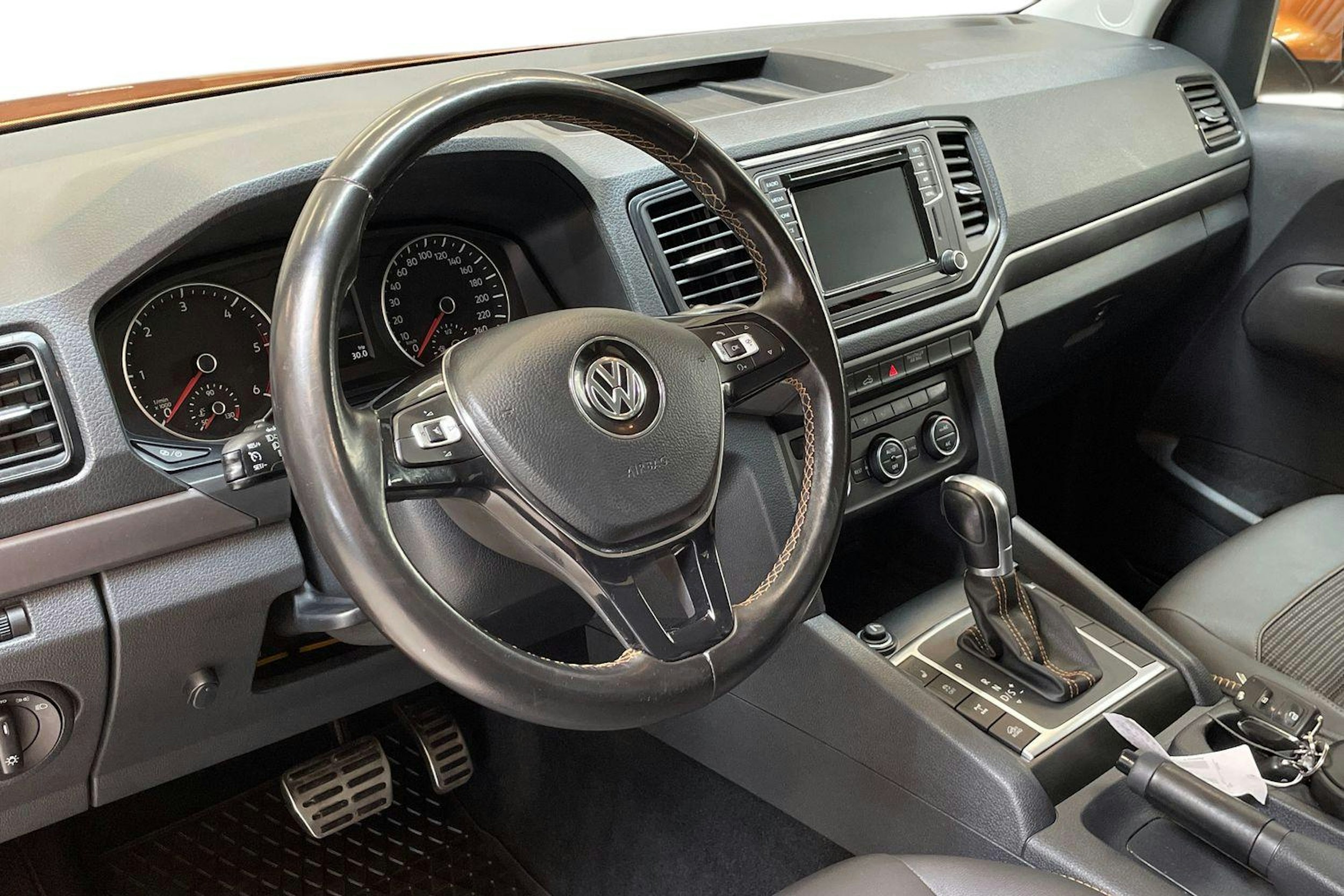 oranssi Volkswagen Amarok 2019 kuva 9.