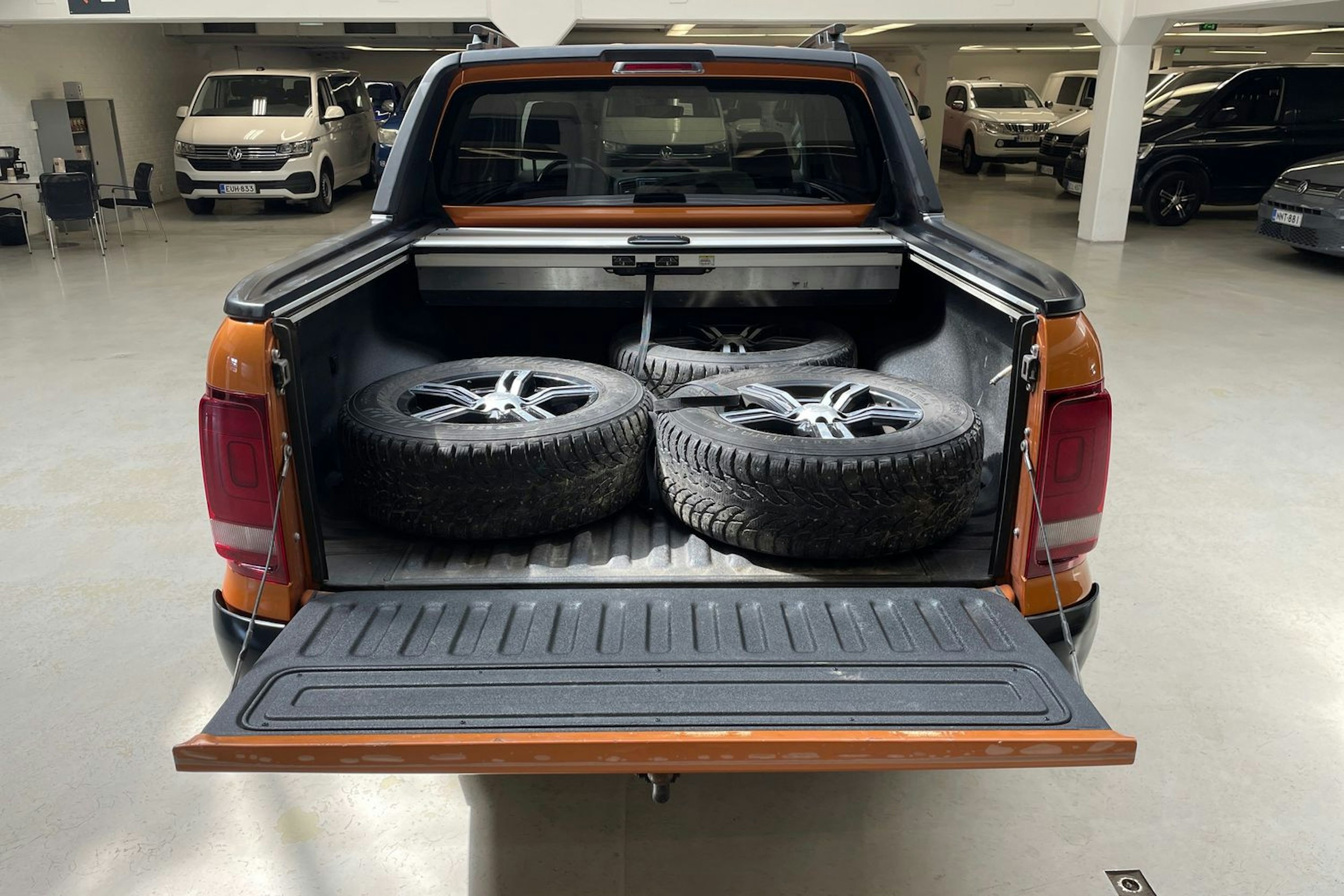 oranssi Volkswagen Amarok 2019 kuva 13.