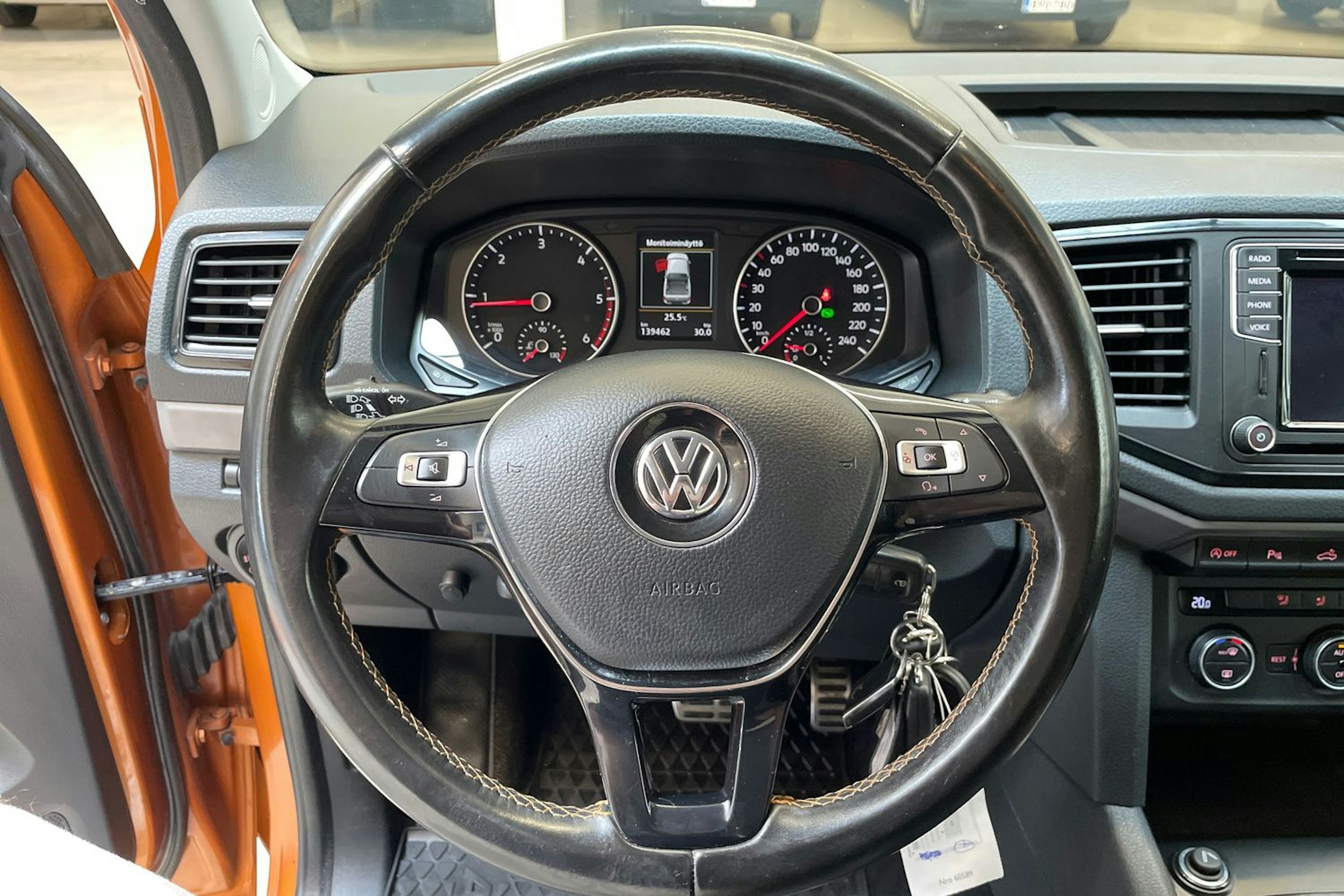 oranssi Volkswagen Amarok 2019 kuva 16.