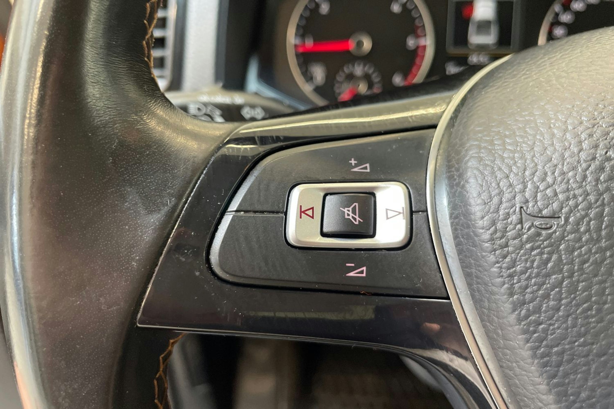 oranssi Volkswagen Amarok 2019 kuva 17.