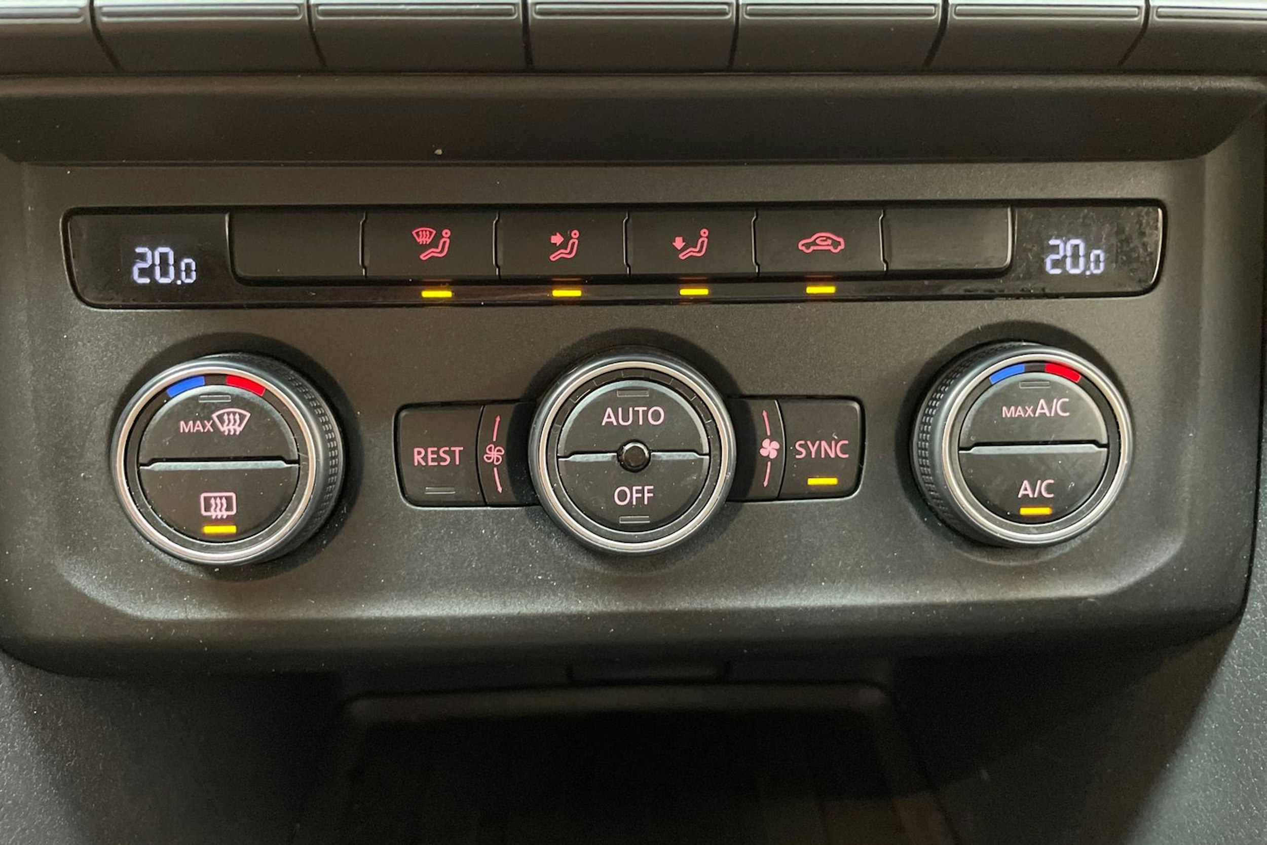 oranssi Volkswagen Amarok 2019 kuva 28.