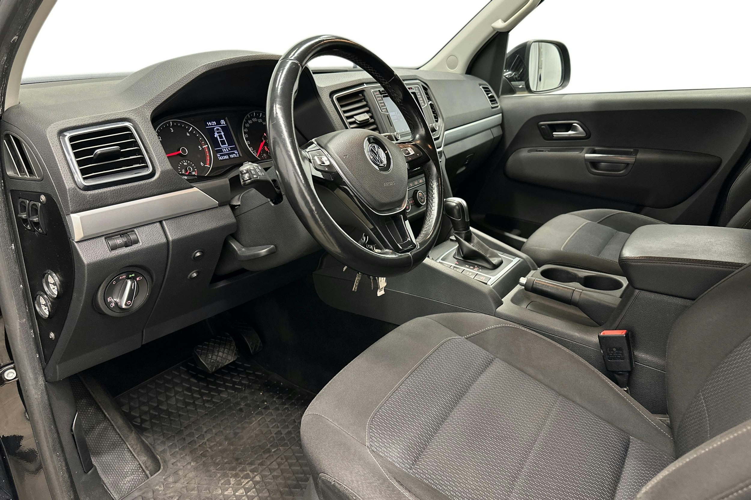 musta Volkswagen Amarok 2019 kuva 8.