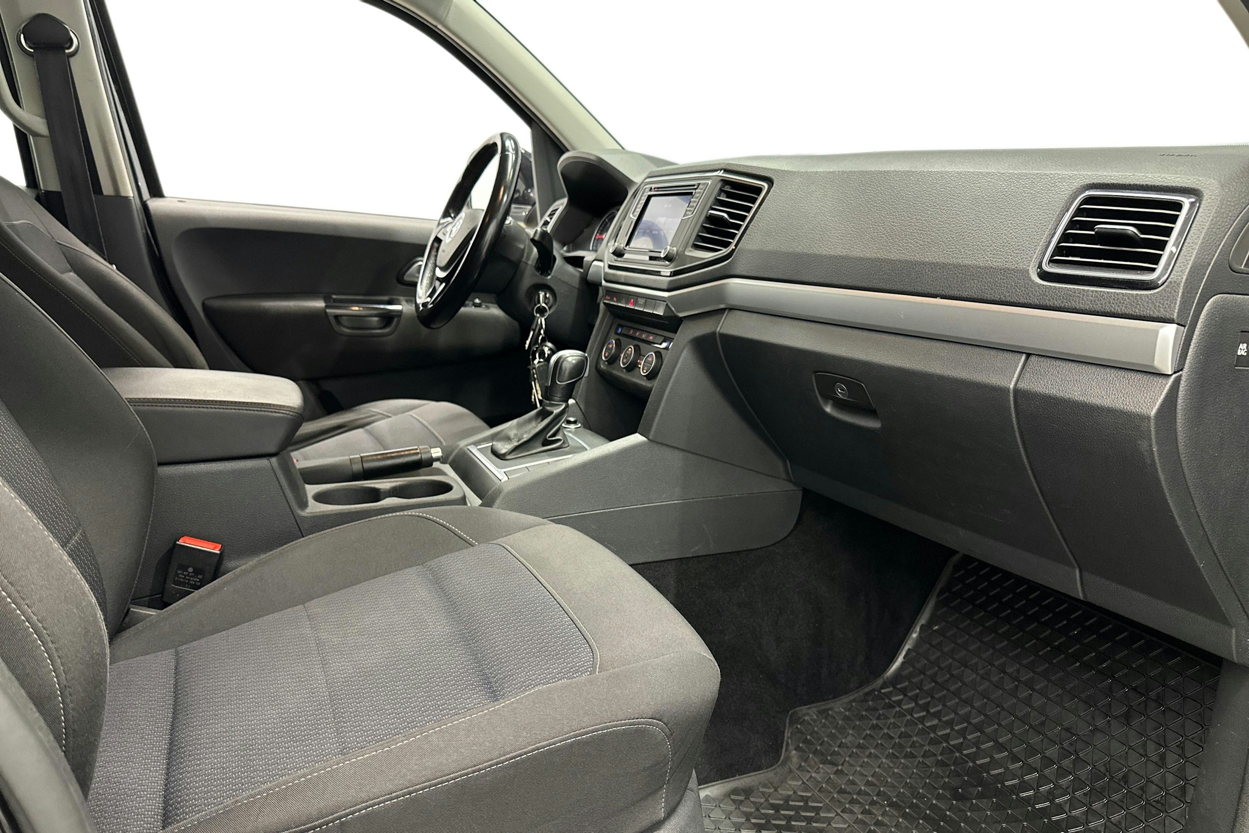 musta Volkswagen Amarok 2019 kuva 11.