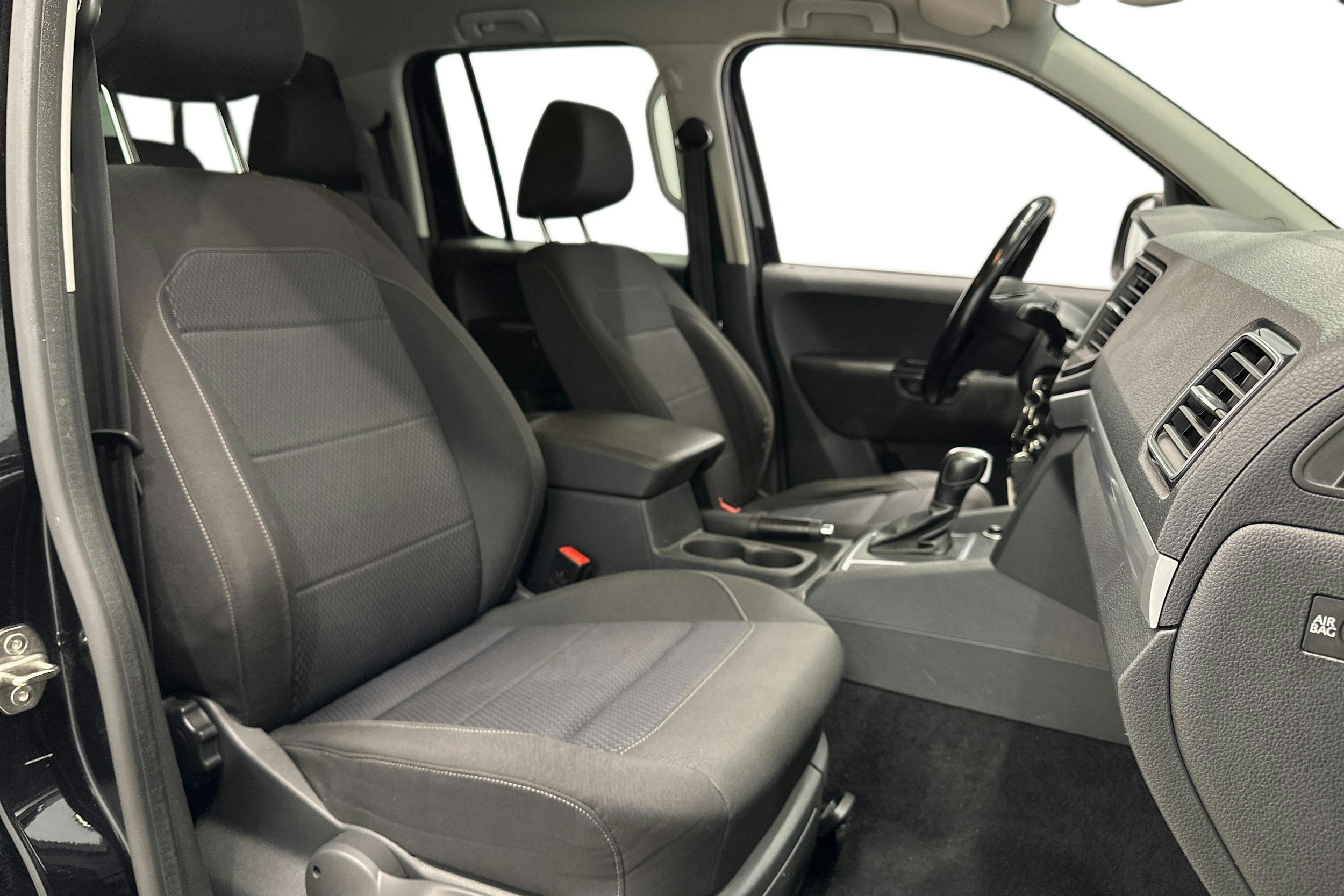 musta Volkswagen Amarok 2019 kuva 12.