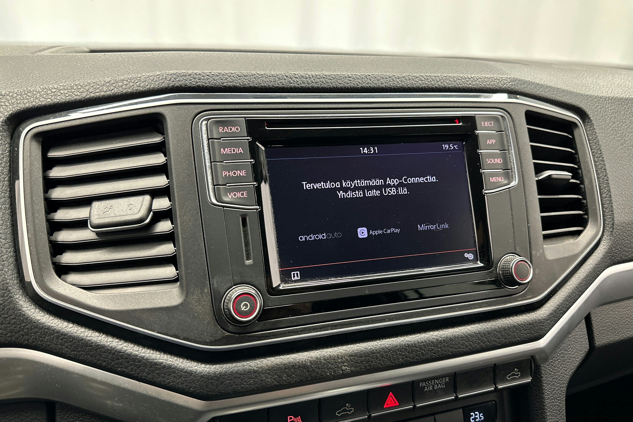 musta Volkswagen Amarok 2019 kuva 17.