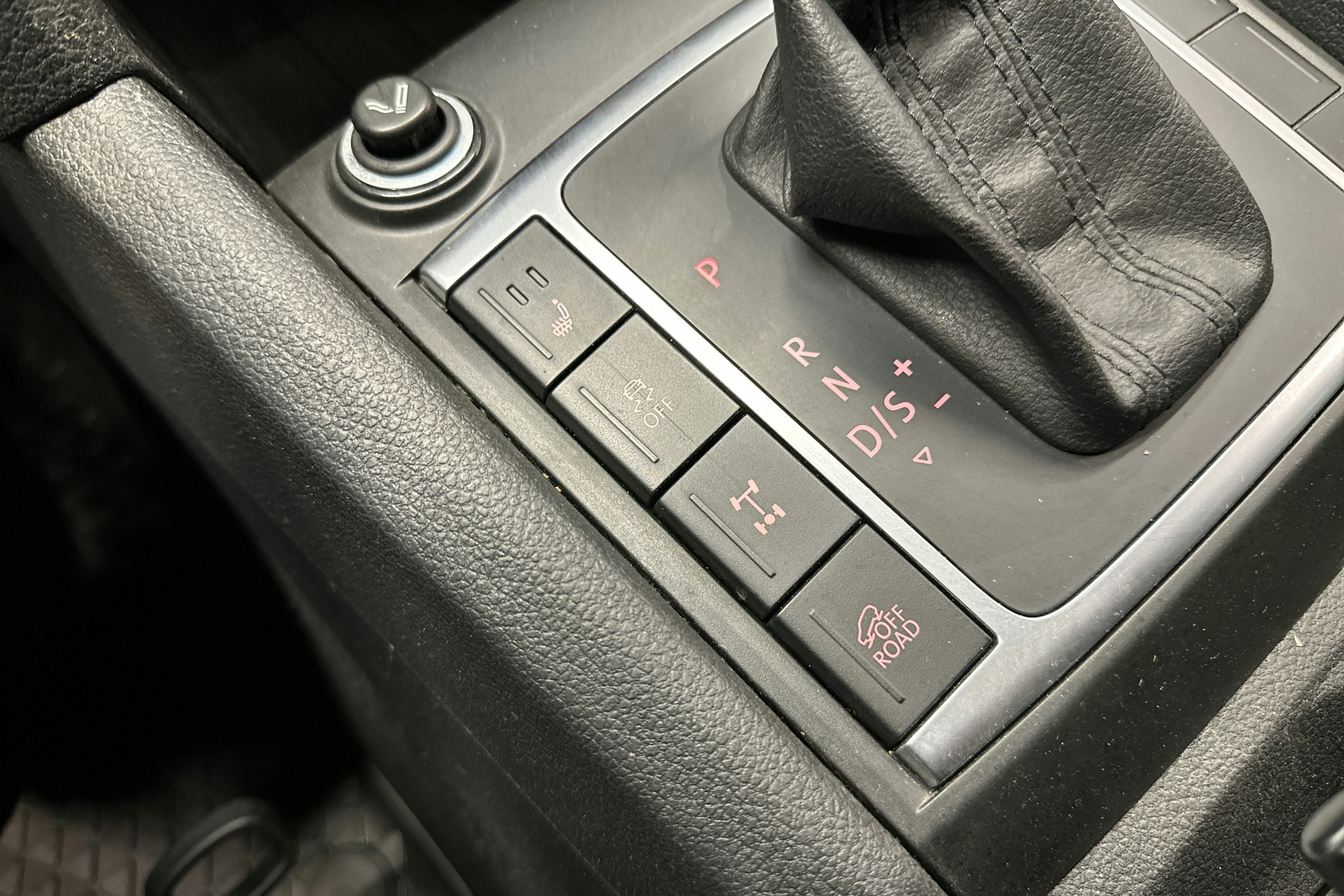 musta Volkswagen Amarok 2019 kuva 19.