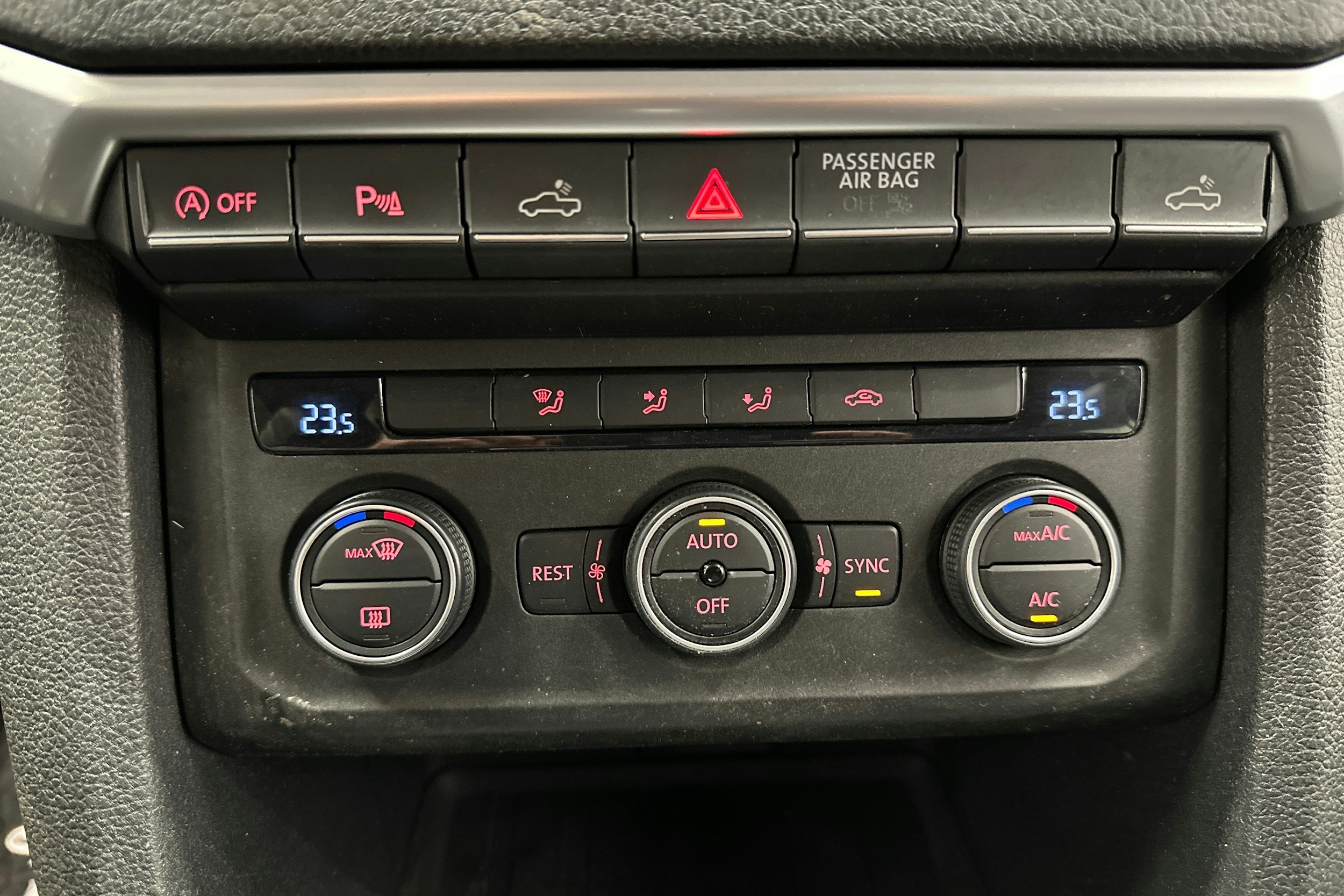 musta Volkswagen Amarok 2019 kuva 20.