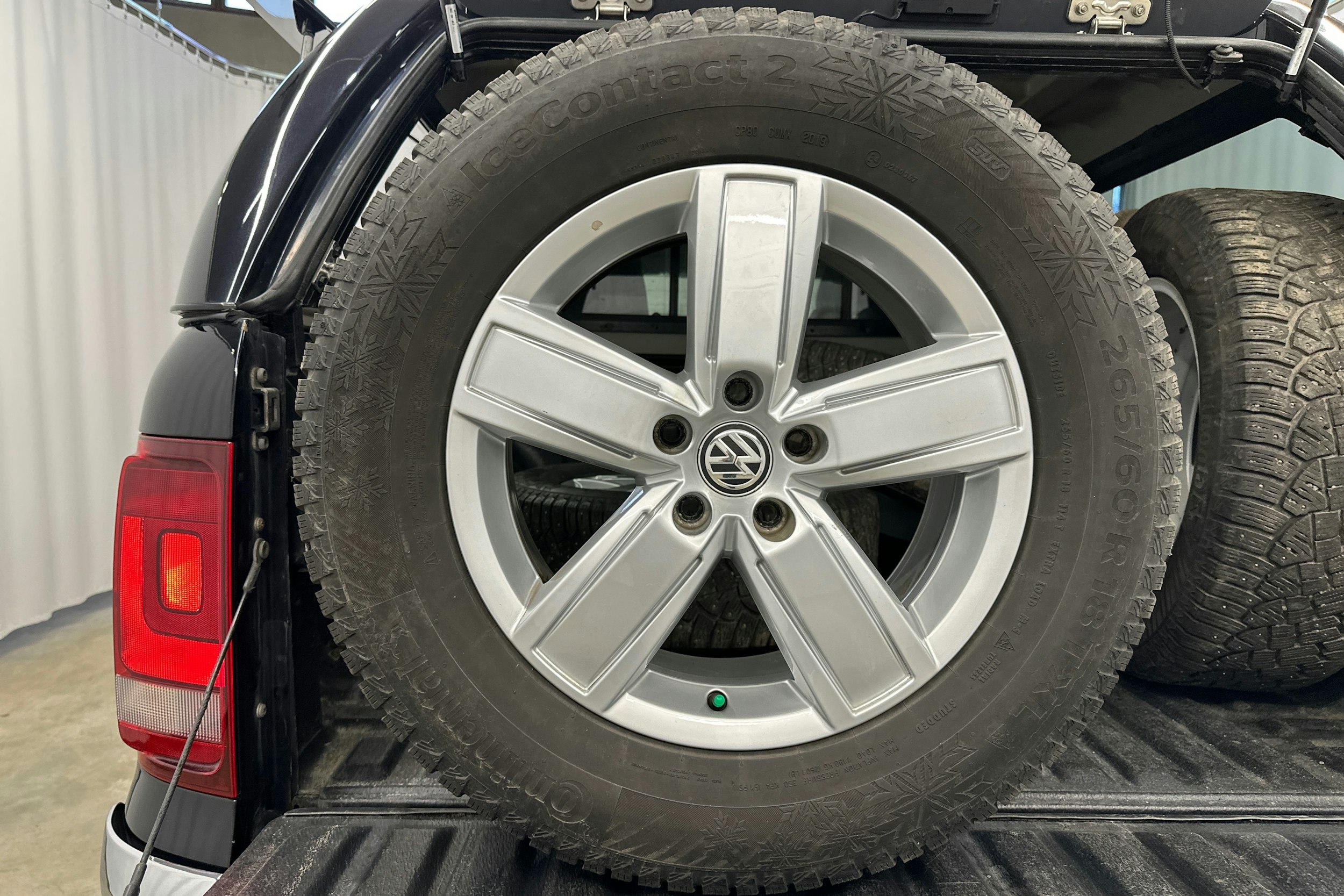 musta Volkswagen Amarok 2019 kuva 26.