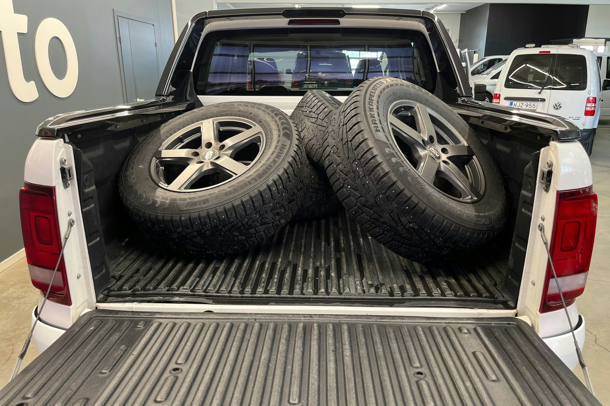 valkoinen Volkswagen Amarok 2019 kuva 24.