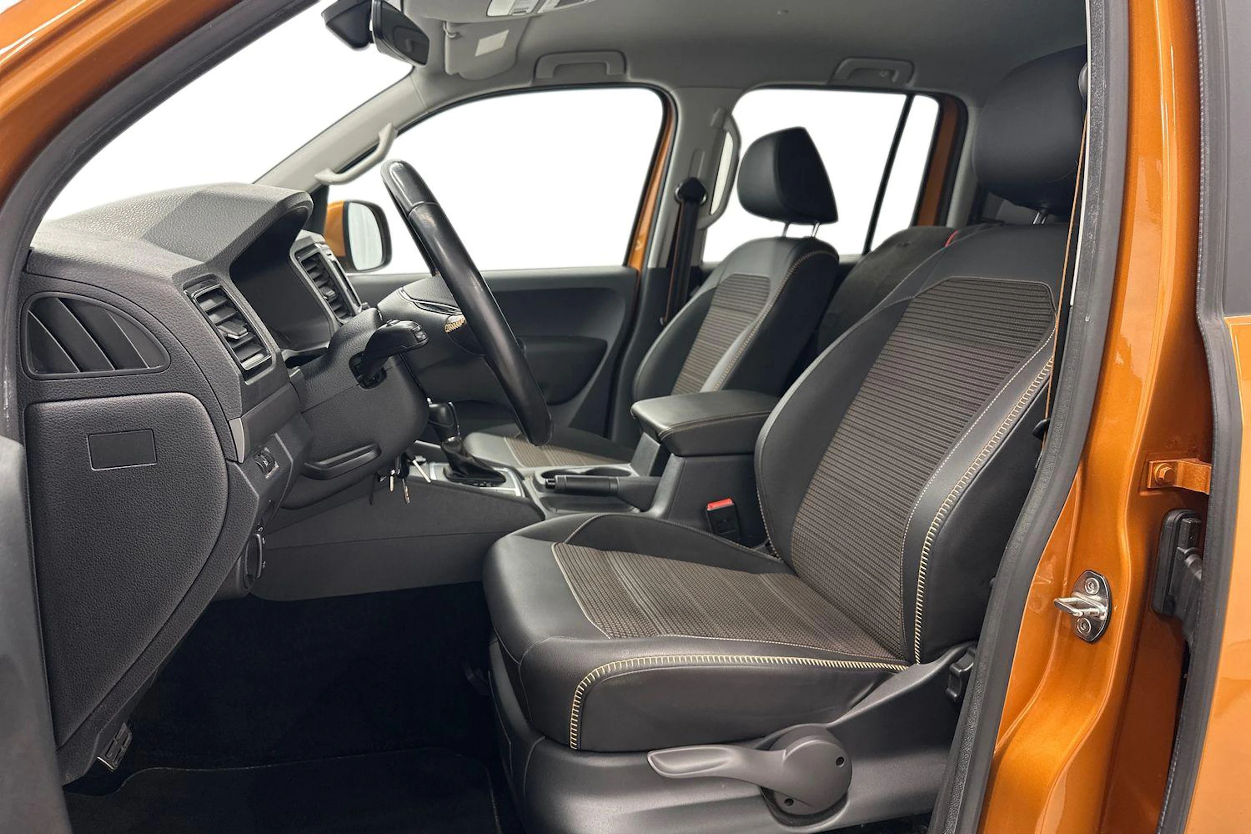 oranssi Volkswagen Amarok 2019 kuva 8.