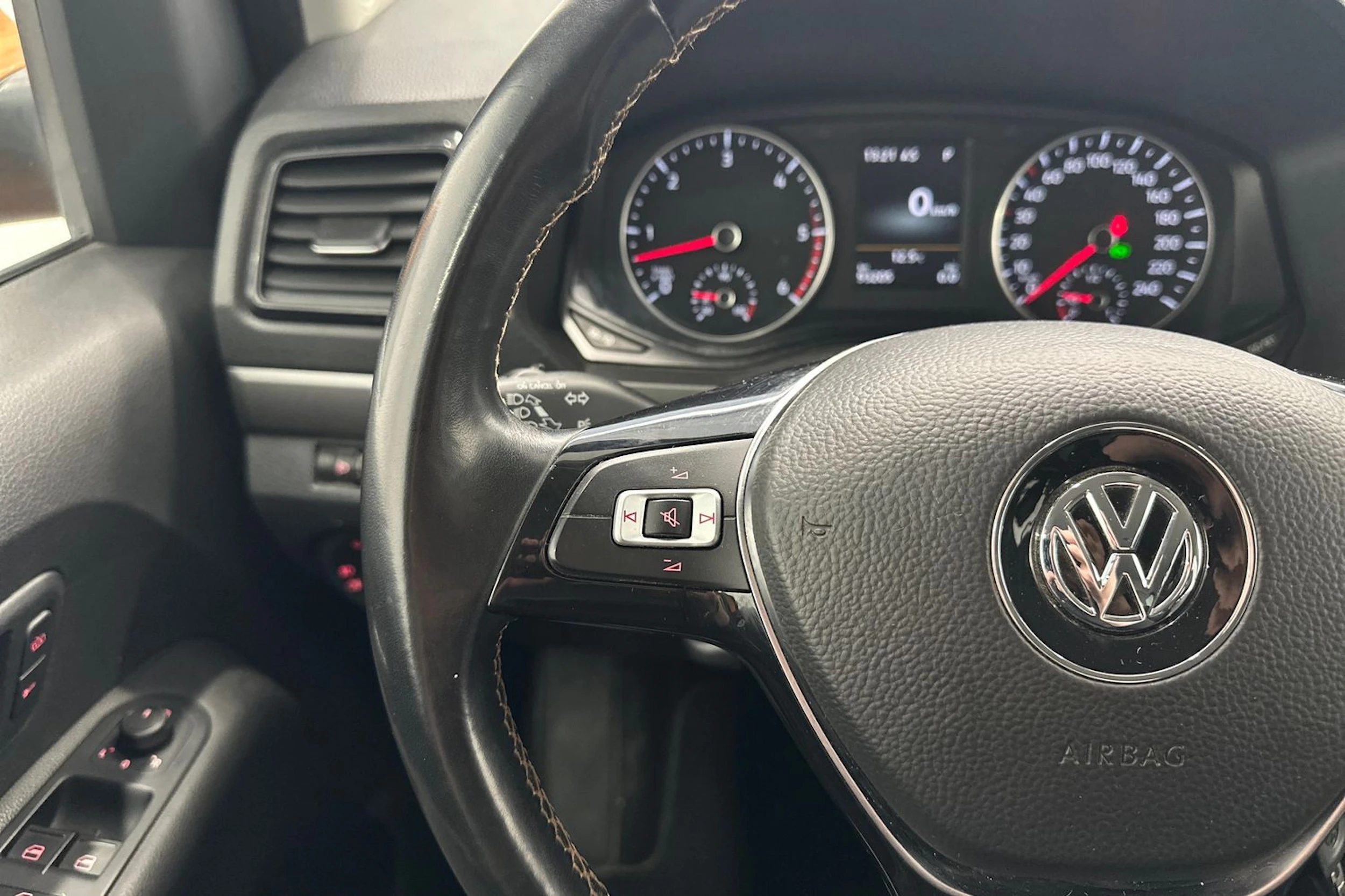 oranssi Volkswagen Amarok 2019 kuva 11.