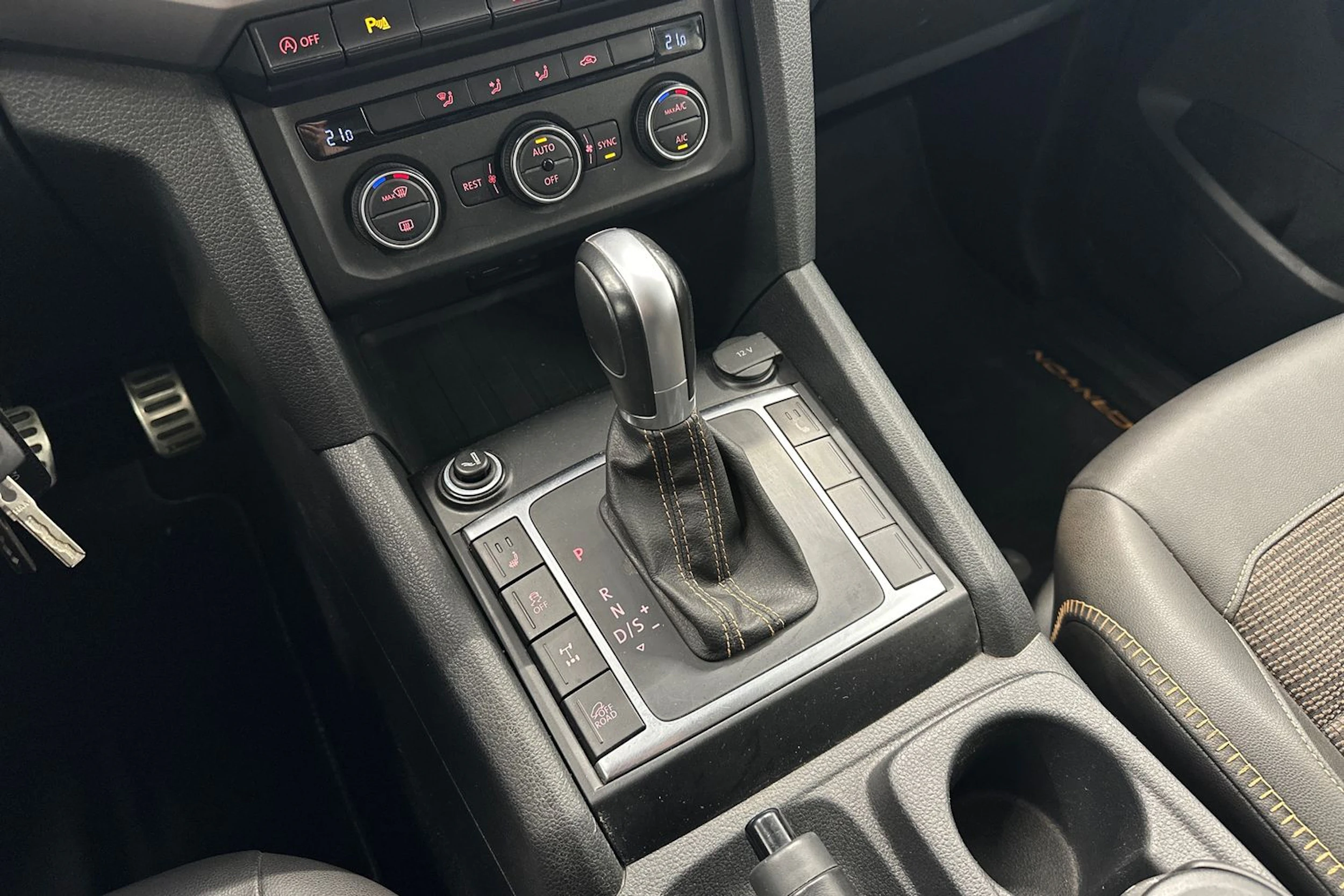 oranssi Volkswagen Amarok 2019 kuva 21.