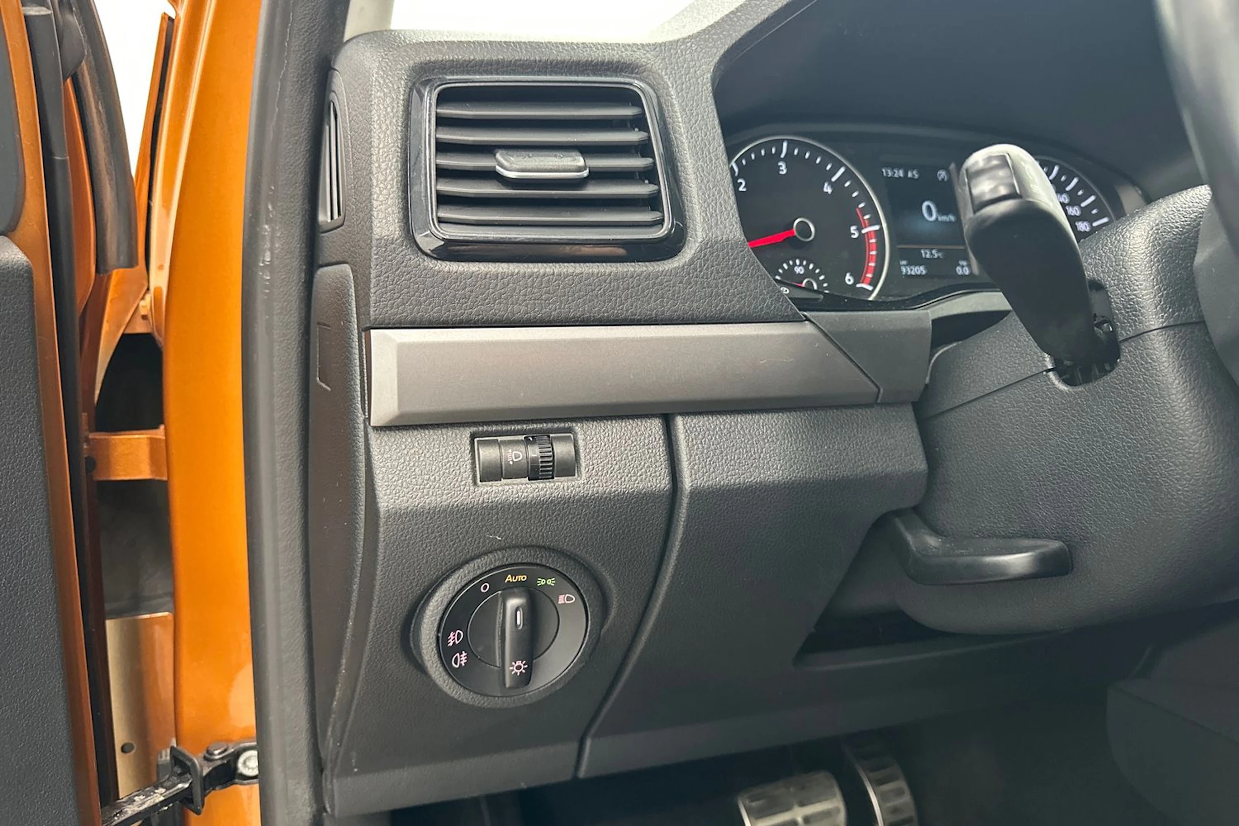 oranssi Volkswagen Amarok 2019 kuva 23.