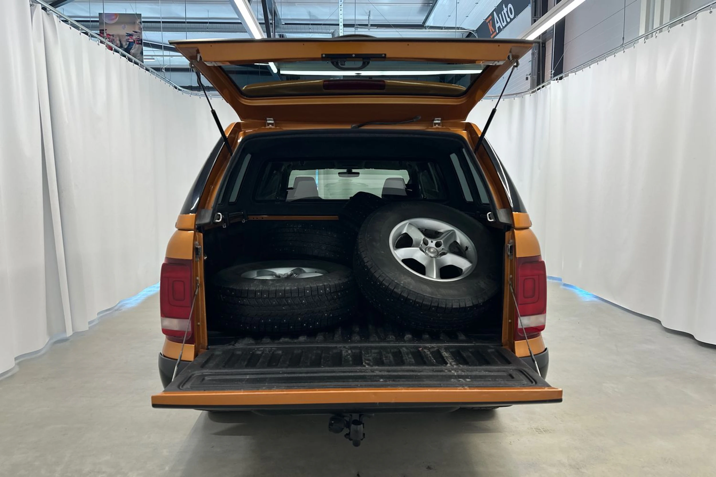 oranssi Volkswagen Amarok 2019 kuva 24.