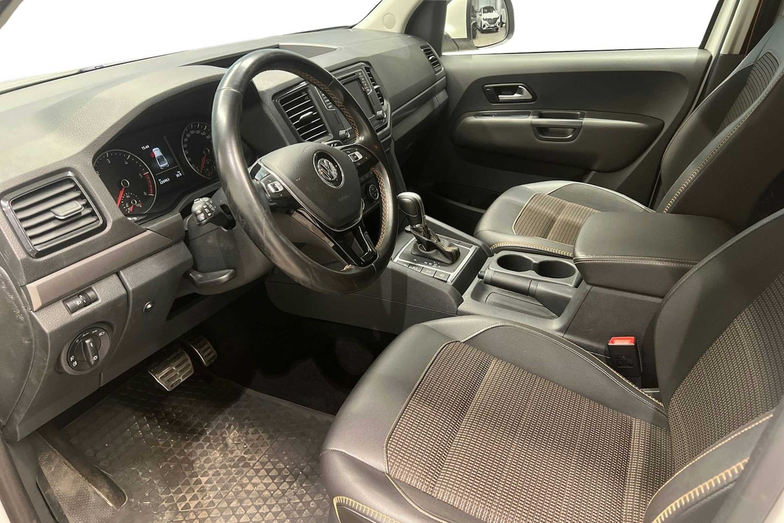 valkoinen Volkswagen Amarok 2019 kuva 7.