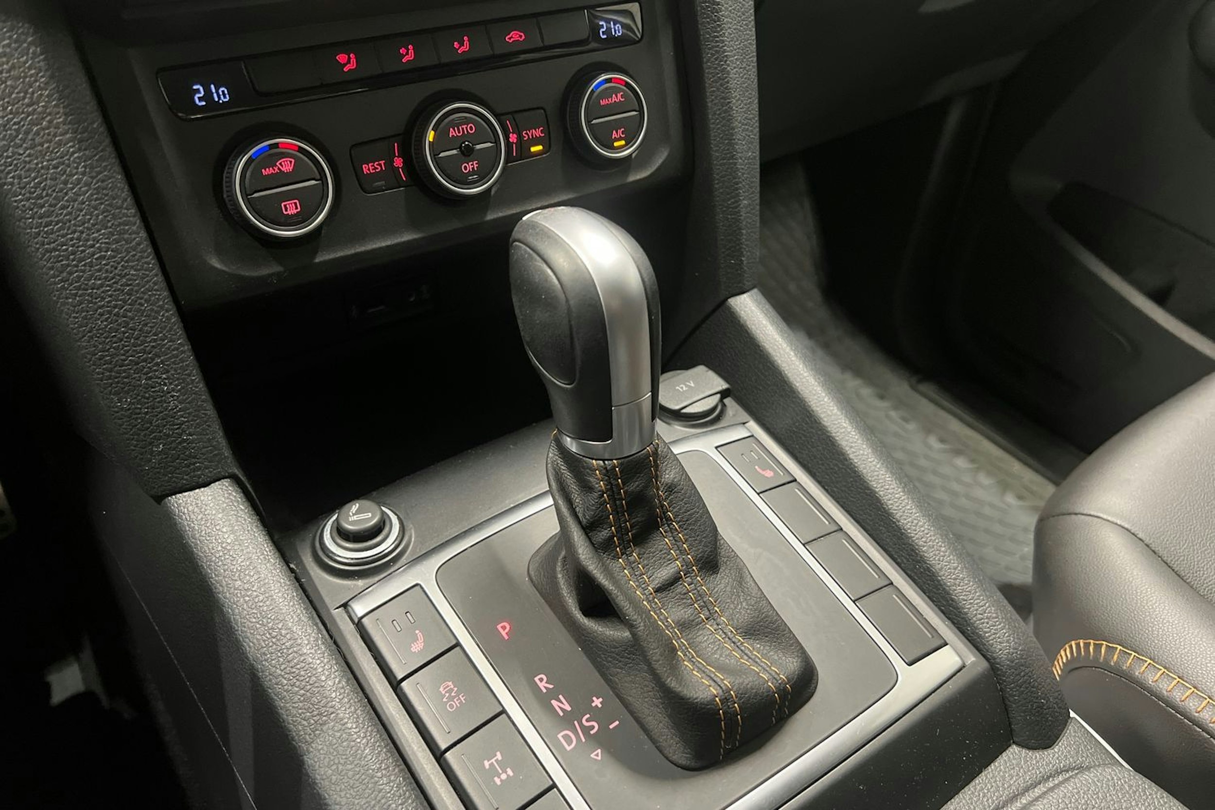 valkoinen Volkswagen Amarok 2019 kuva 16.