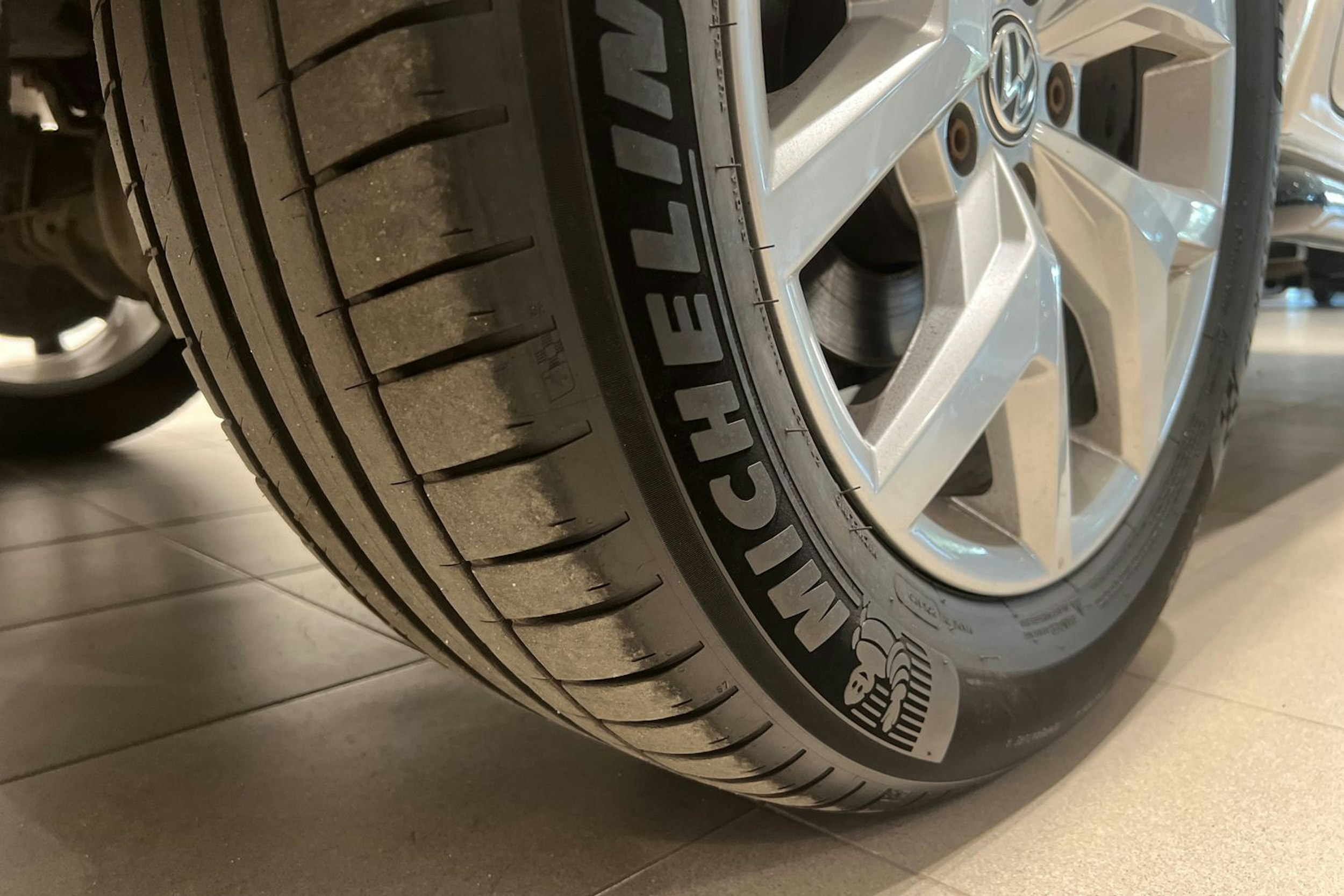 valkoinen Volkswagen Amarok 2019 kuva 19.