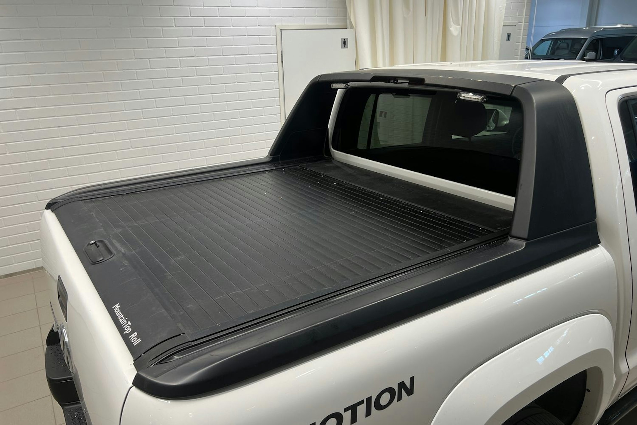valkoinen Volkswagen Amarok 2019 kuva 20.