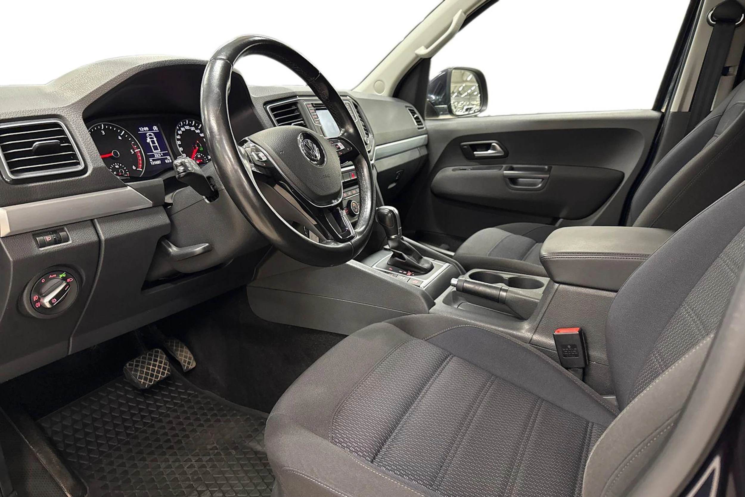 Sininen Volkswagen Amarok 2019 kuva 8.
