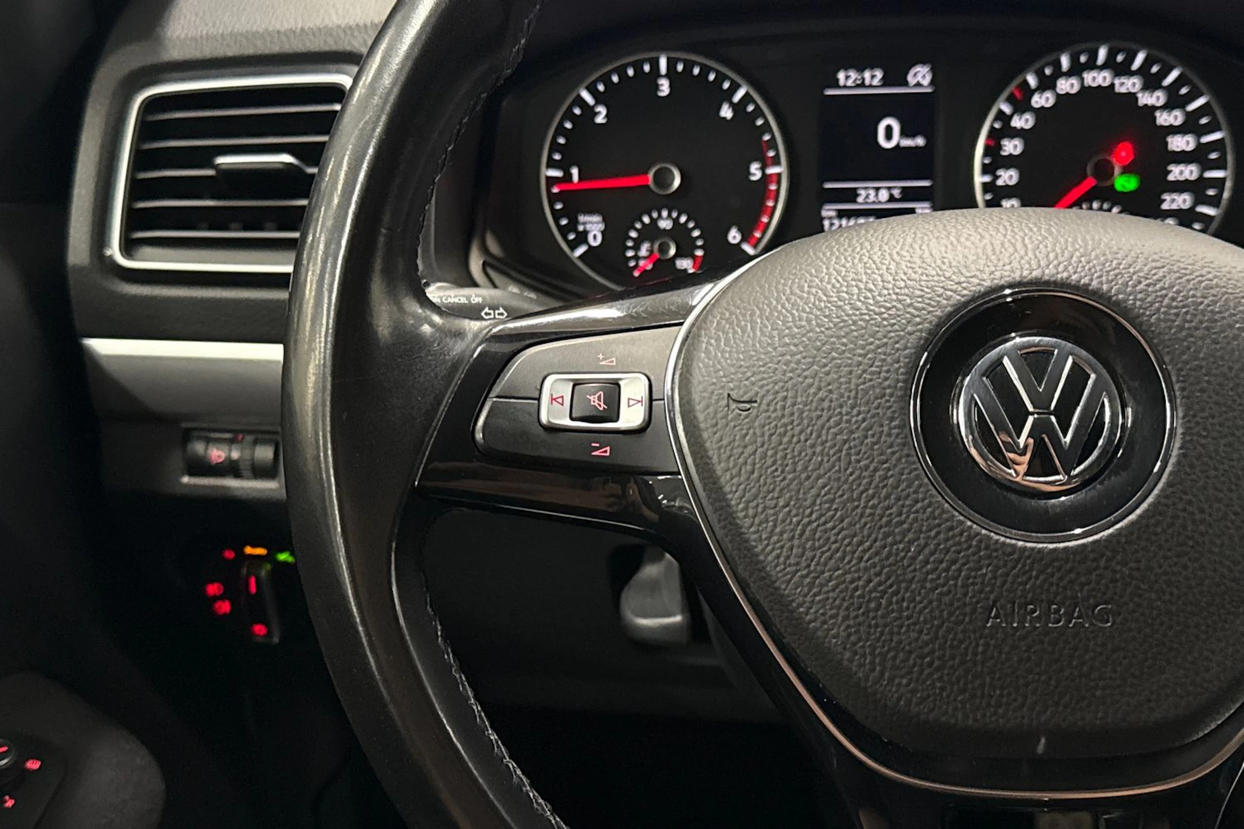 Sininen Volkswagen Amarok 2019 kuva 21.