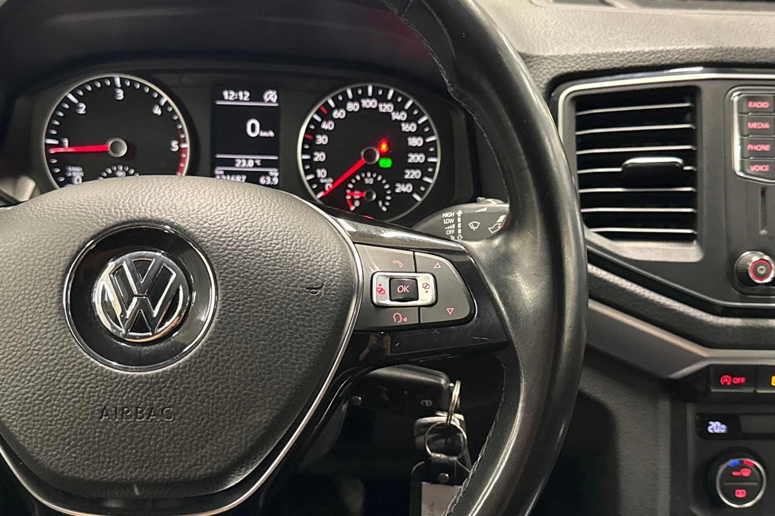 Sininen Volkswagen Amarok 2019 kuva 22.