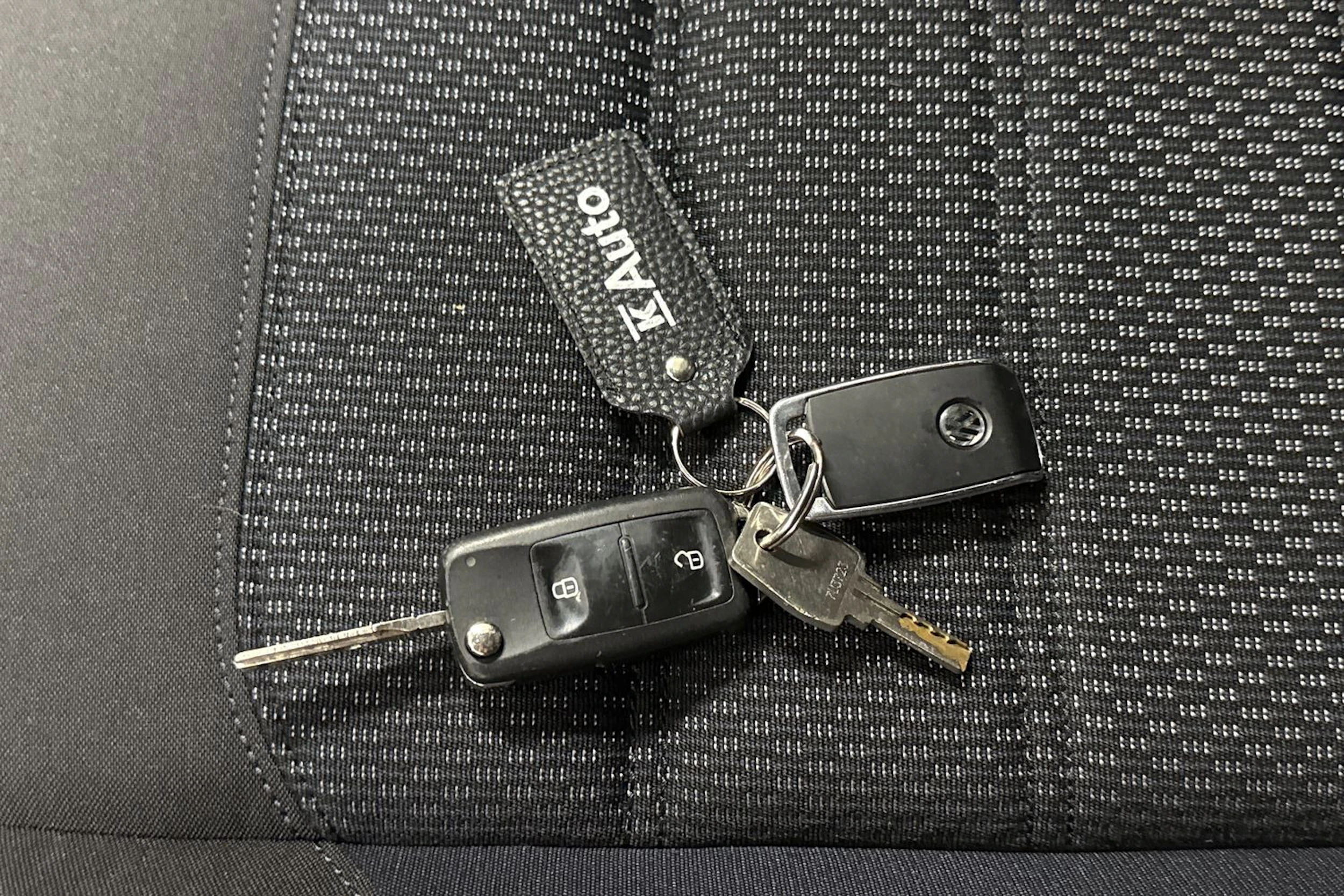 Sininen Volkswagen Amarok 2019 kuva 32.