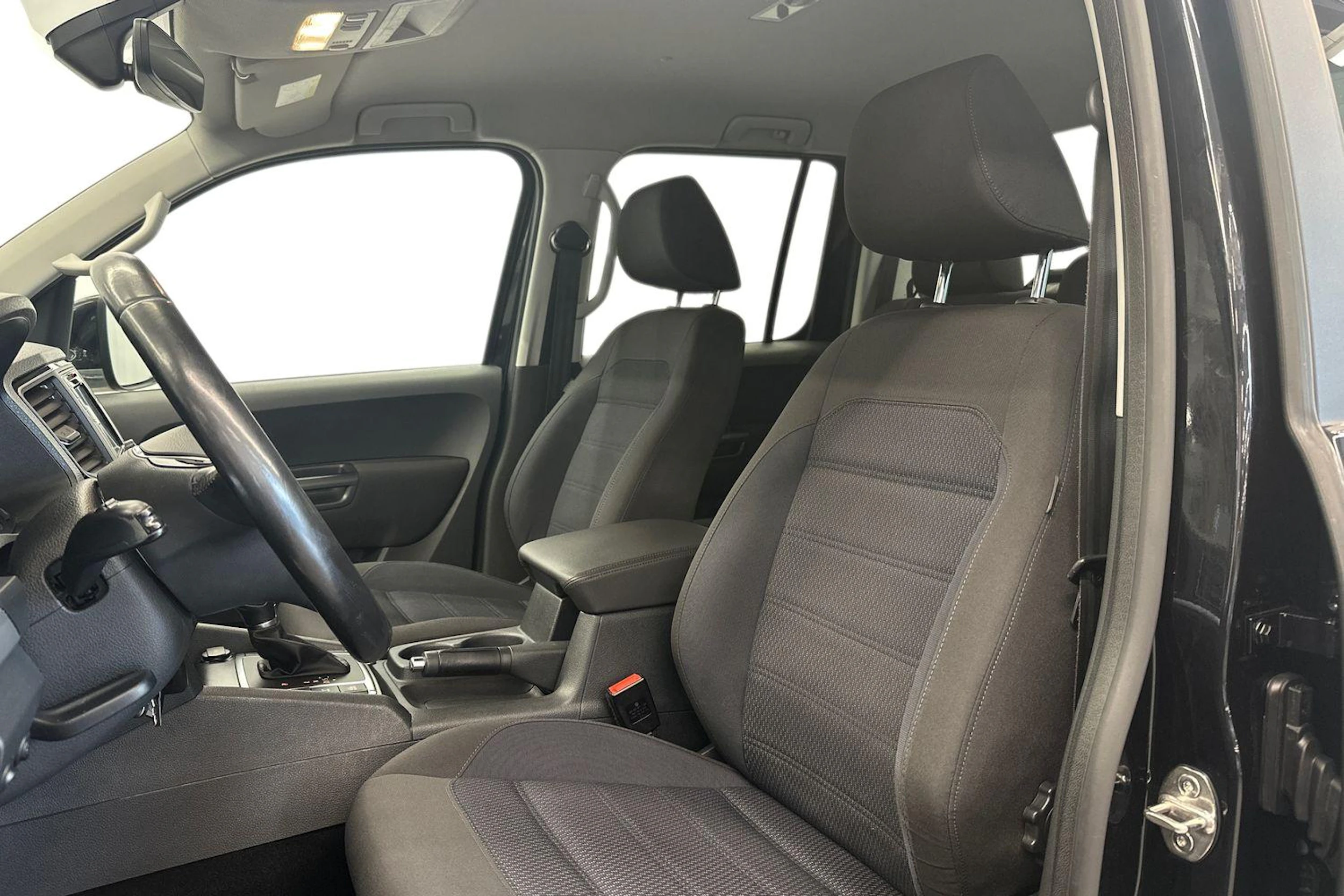 musta Volkswagen Amarok 2019 kuva 8.