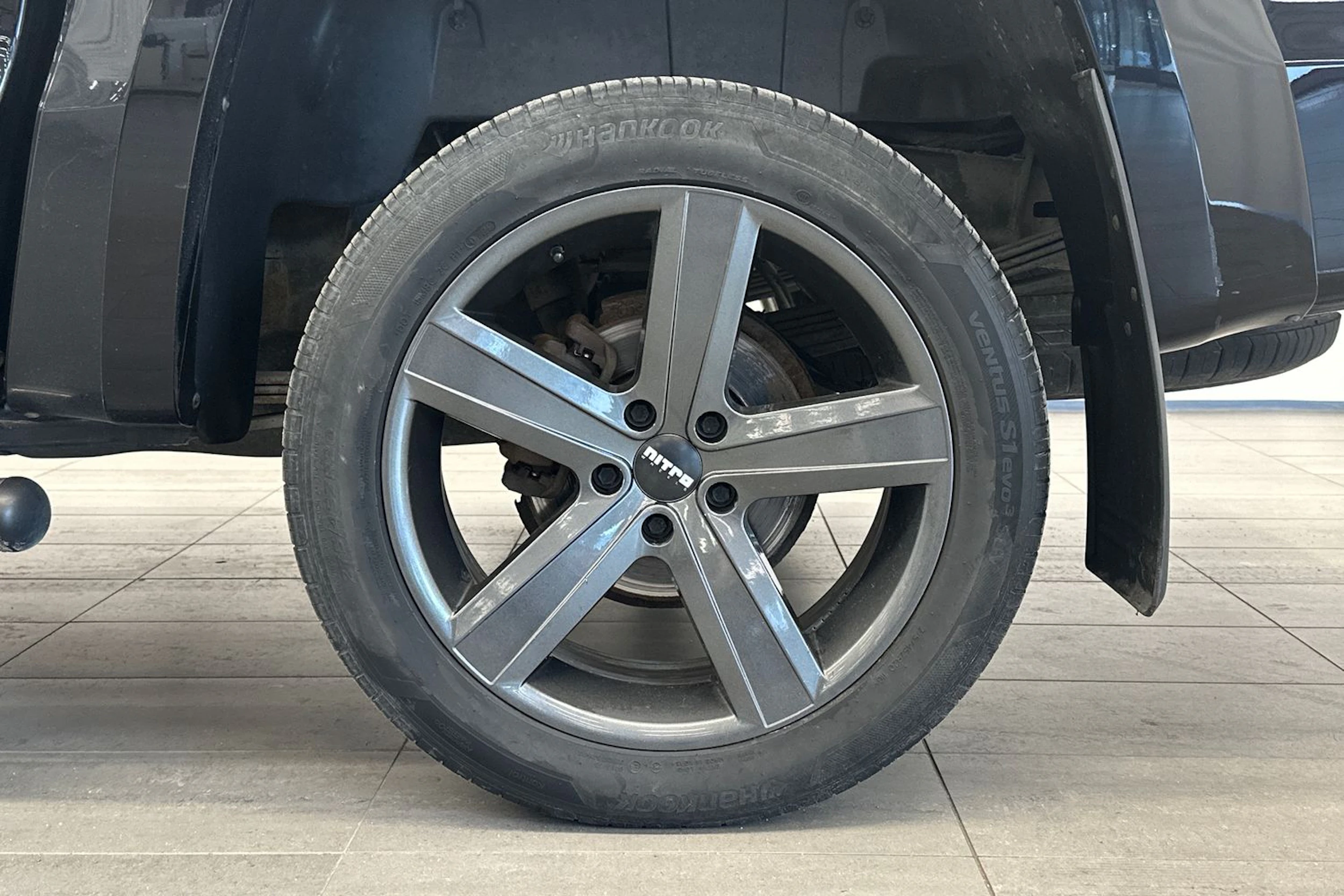 musta Volkswagen Amarok 2019 kuva 10.