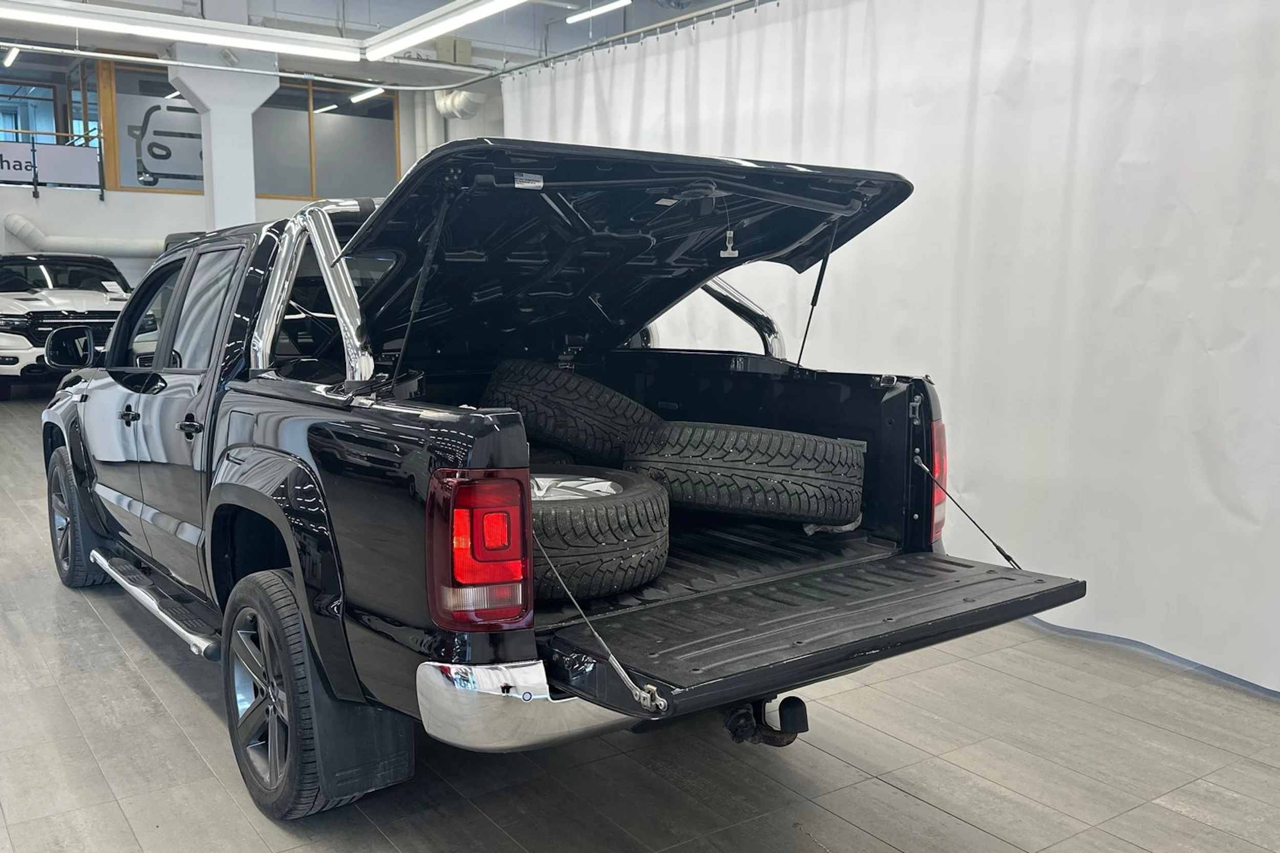 musta Volkswagen Amarok 2019 kuva 11.