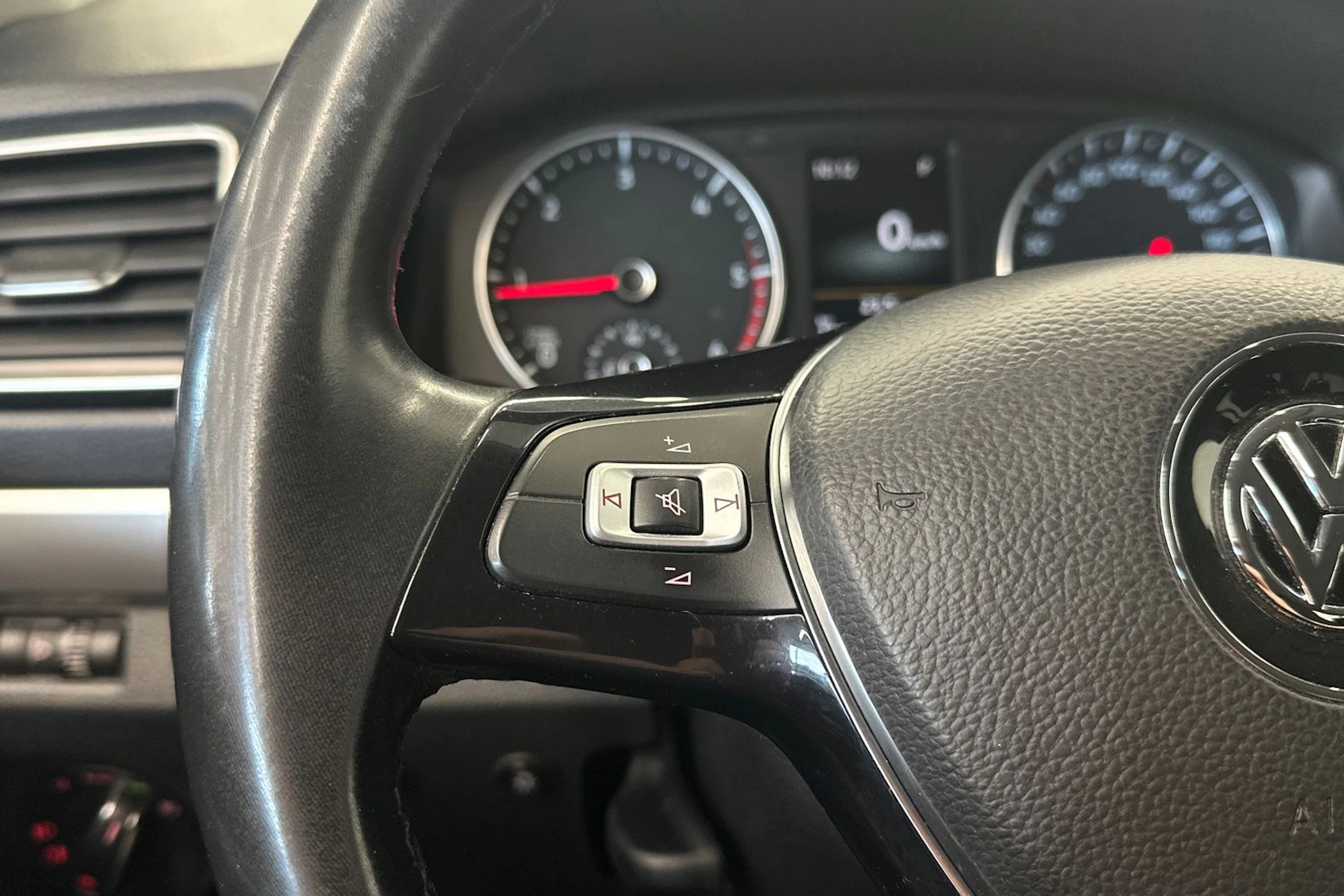 musta Volkswagen Amarok 2019 kuva 12.