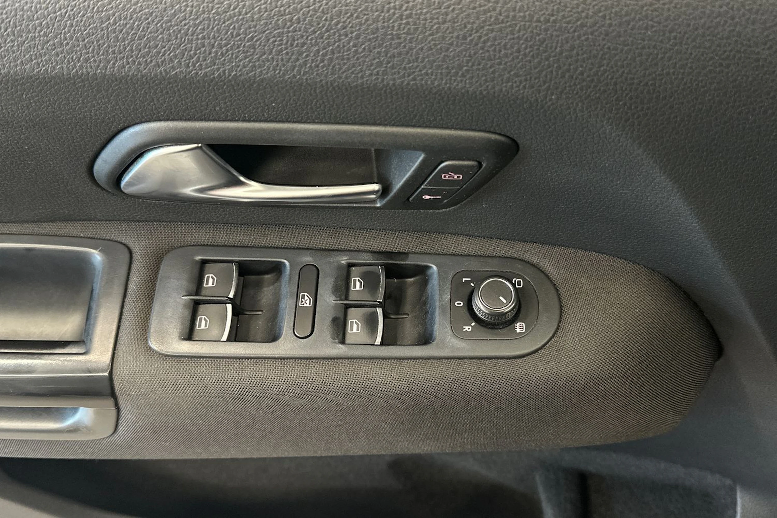 musta Volkswagen Amarok 2019 kuva 14.