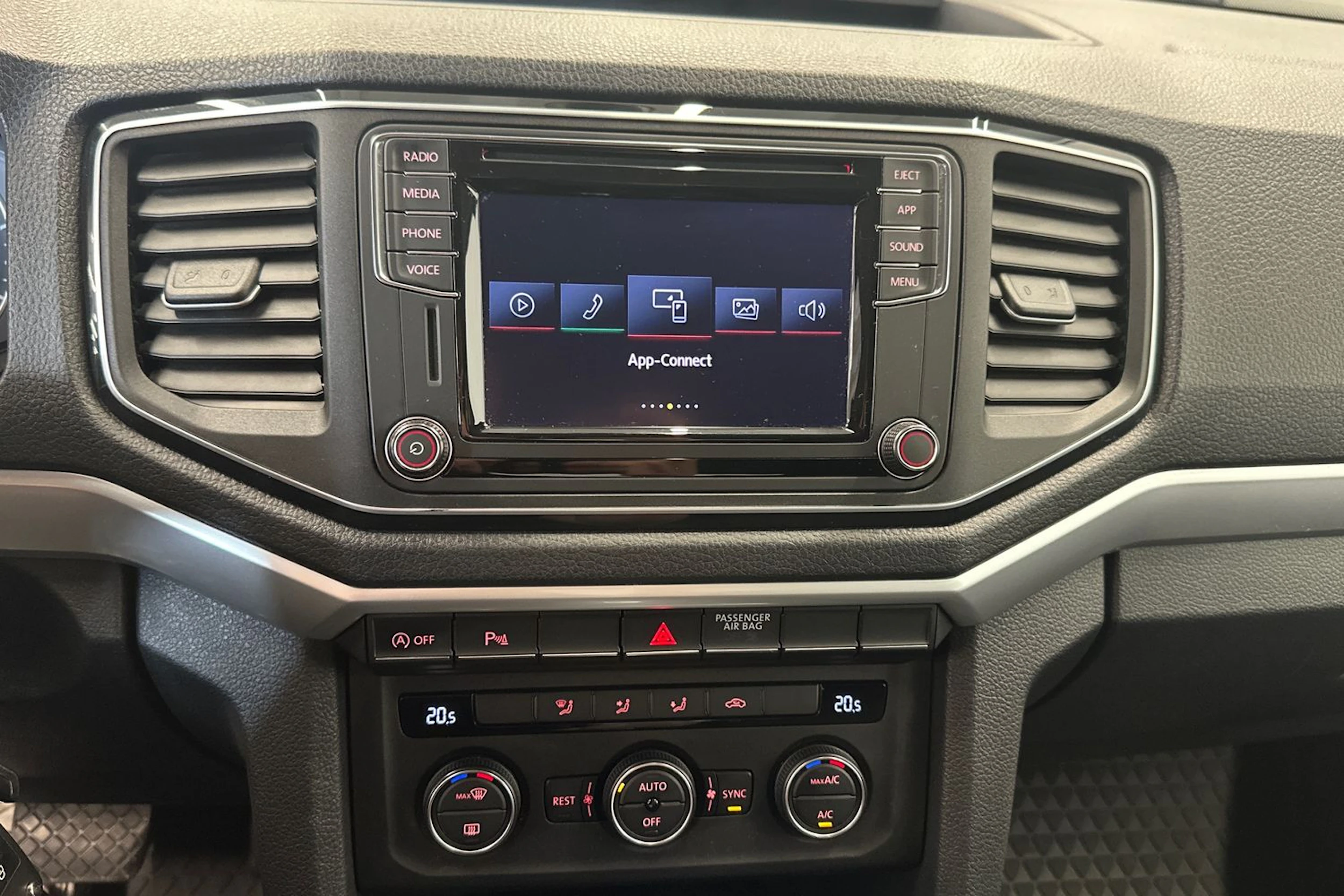 musta Volkswagen Amarok 2019 kuva 16.