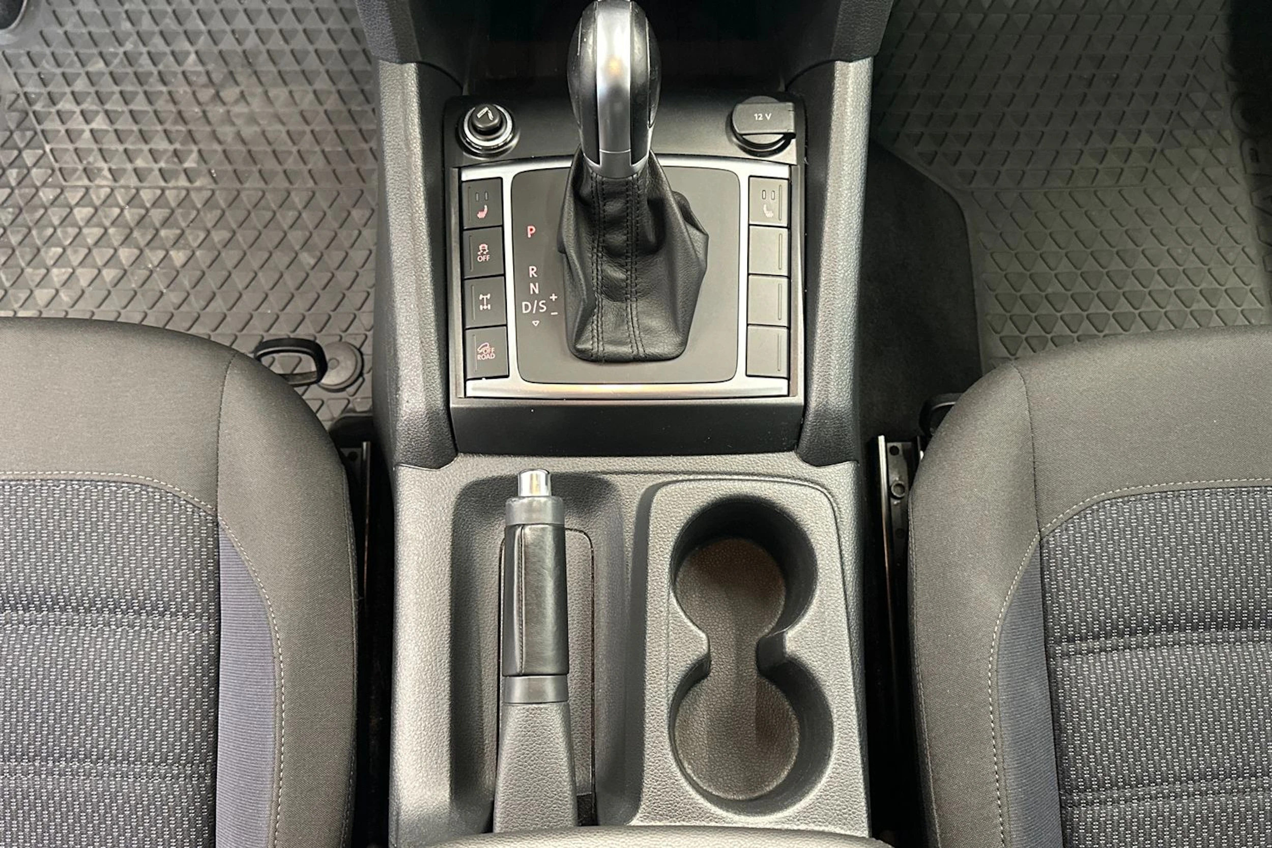 musta Volkswagen Amarok 2019 kuva 17.