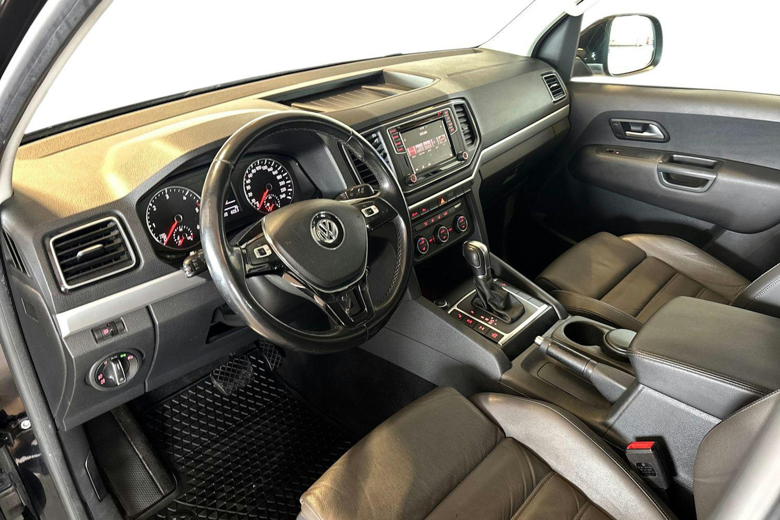 musta Volkswagen Amarok 2019 kuva 7.