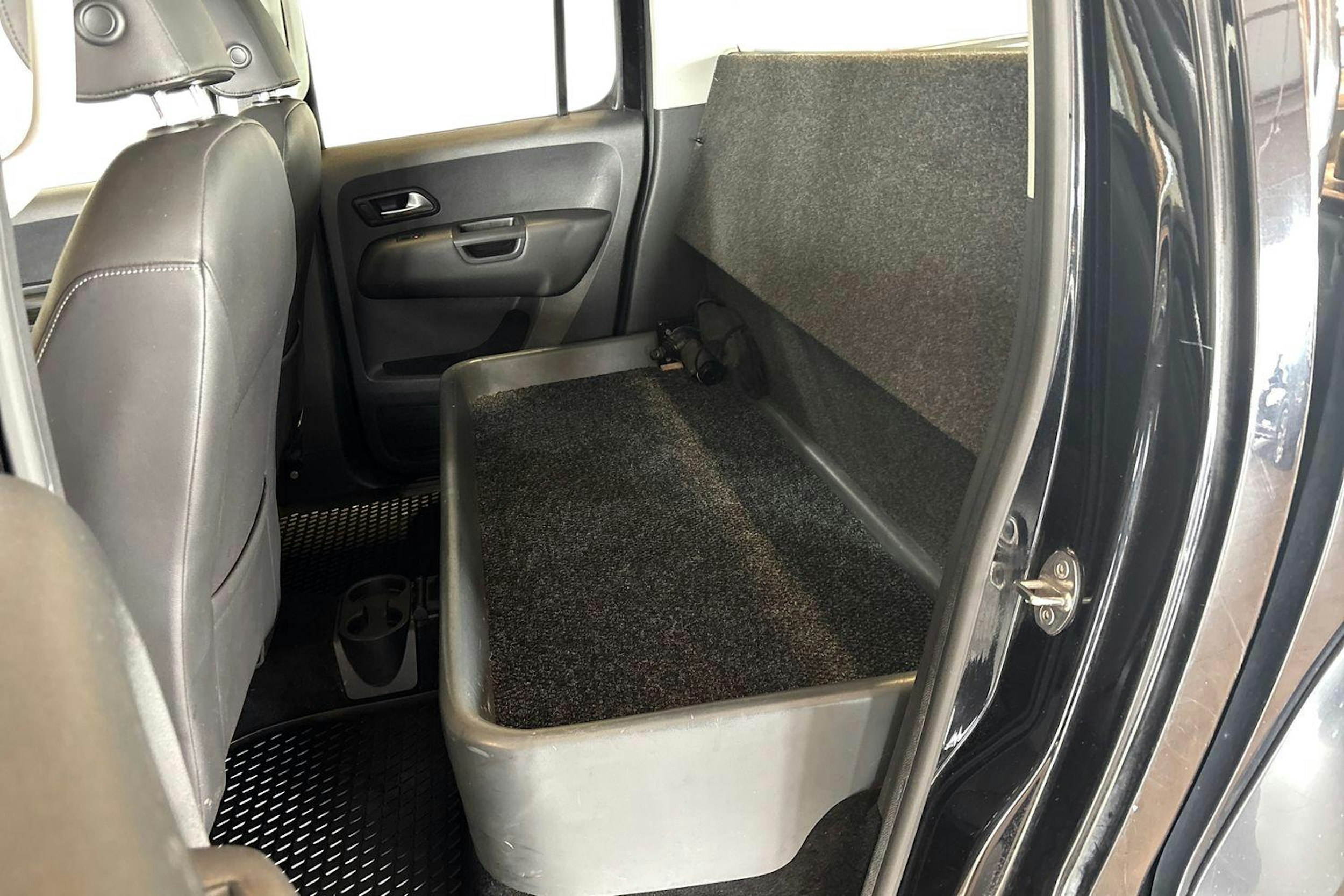 musta Volkswagen Amarok 2019 kuva 10.