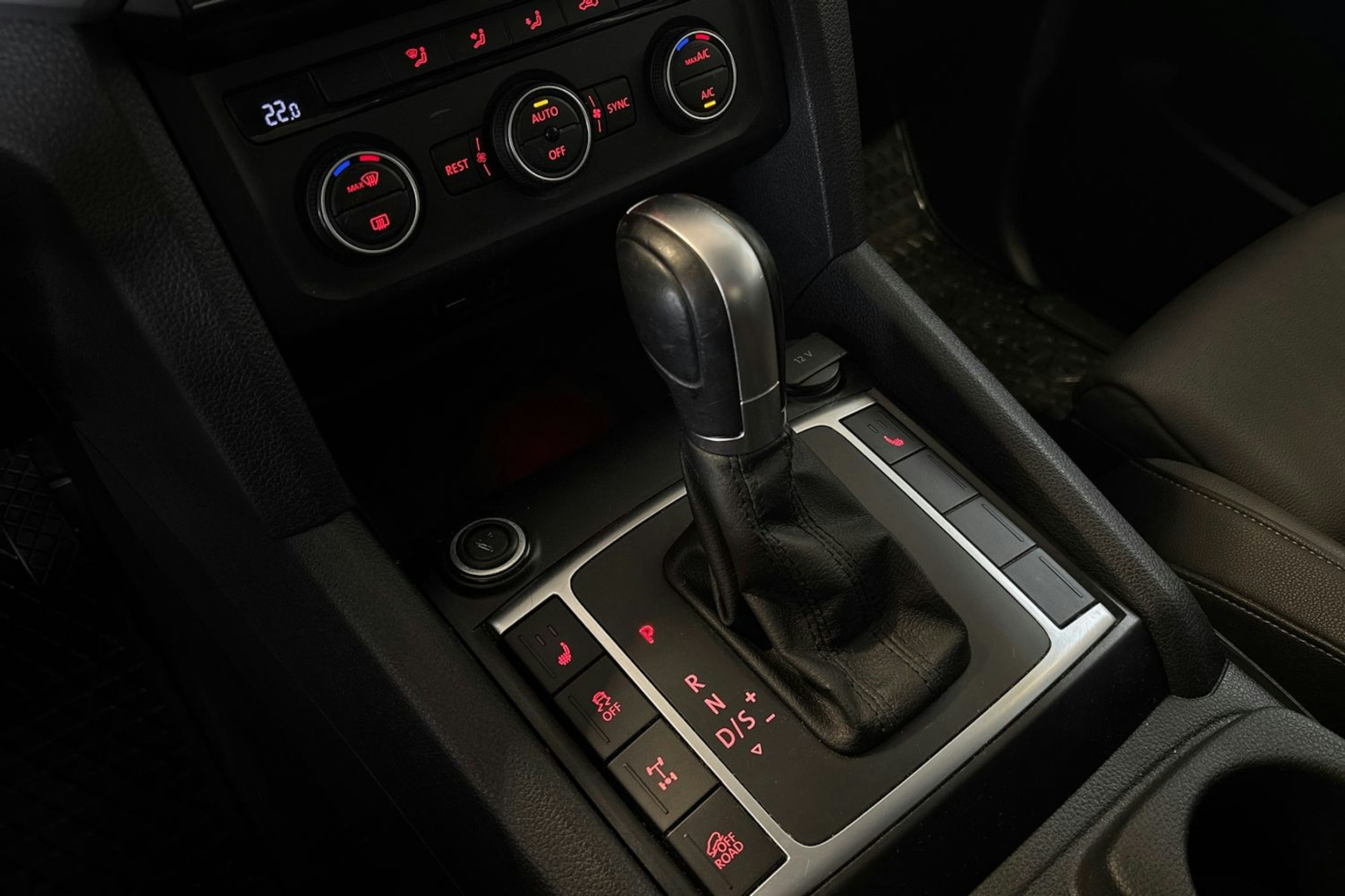 musta Volkswagen Amarok 2019 kuva 17.