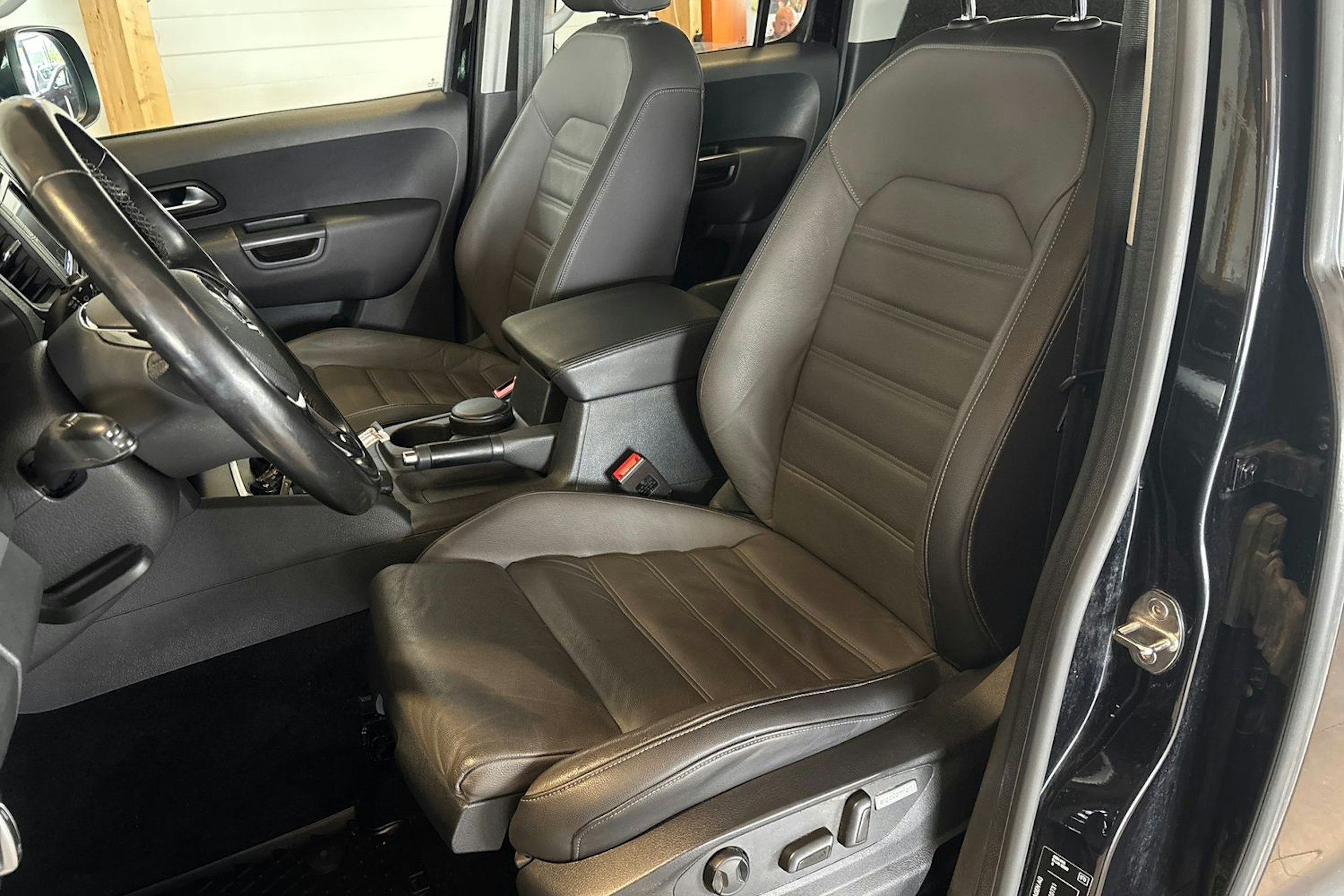 musta Volkswagen Amarok 2019 kuva 21.