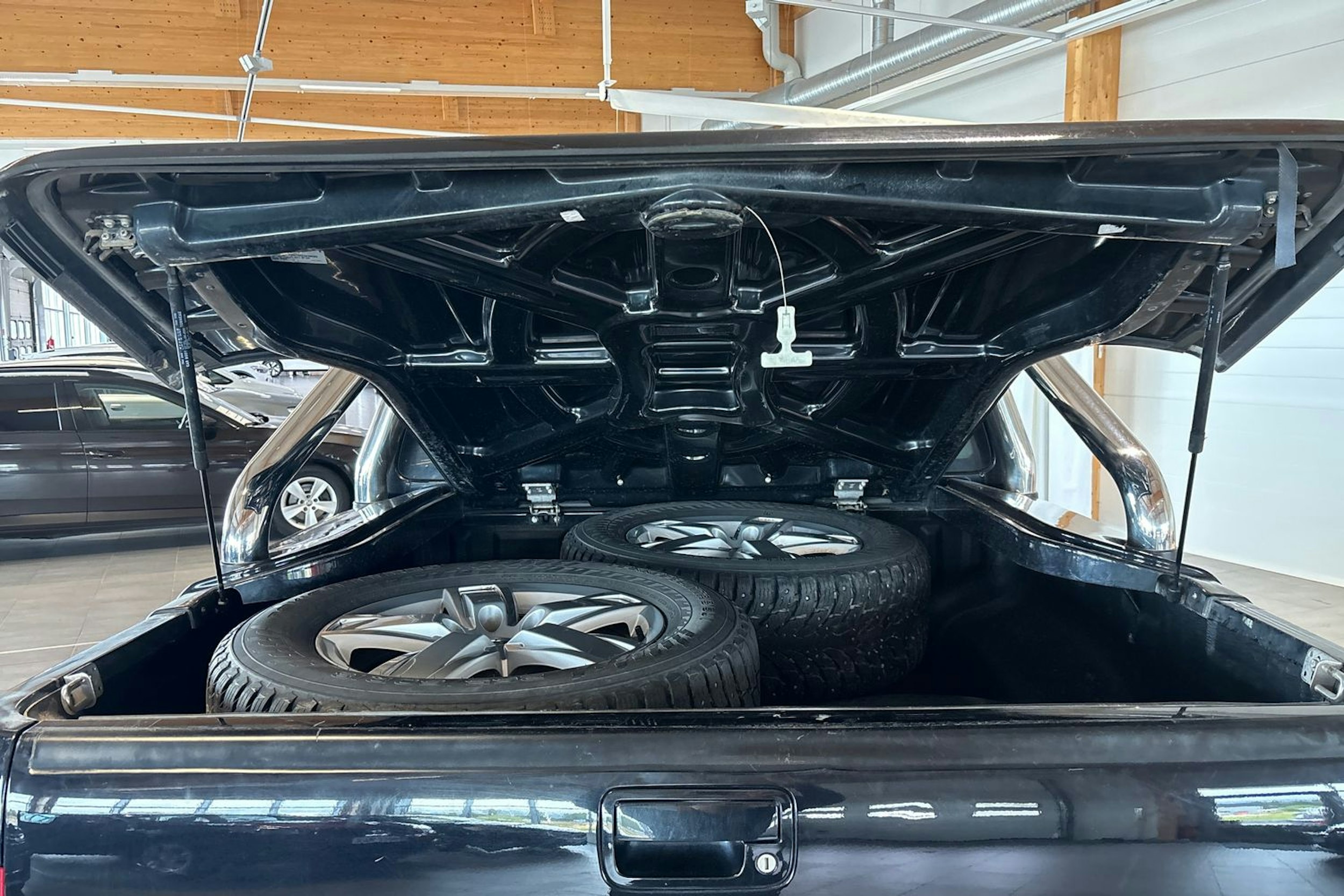 musta Volkswagen Amarok 2019 kuva 22.