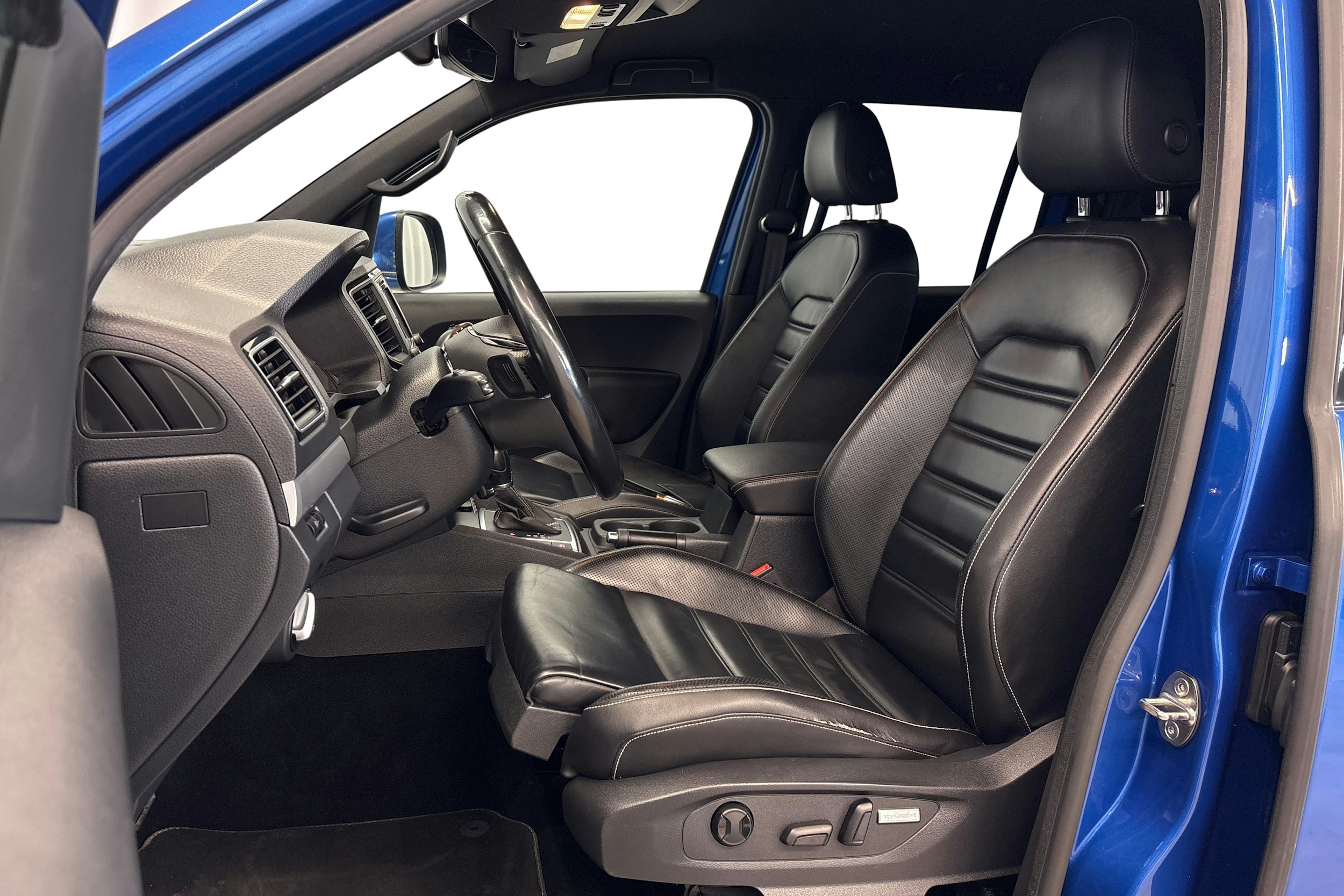 sininen Volkswagen Amarok 2019 kuva 8.